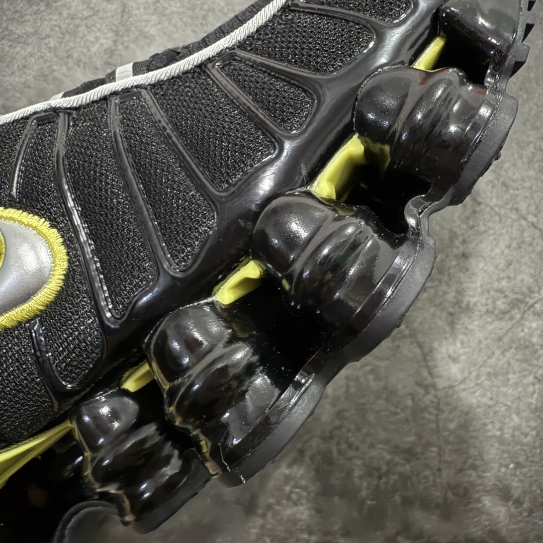 图片[11]-【Max纯原版】原版开发 Nike Shox TL系列 “Racer Yellow”黑黄色 NK Shox TL系列 黑蓝色 复古舒适百搭防滑耐磨低邦柱形气垫休闲跑步鞋 鞋面采用了轻质化的材料打造，搭载鞋带系带系统以及鞋舌部分的特殊控制模块，科技感十足；采用透气纺织品和网眼鞋面与标志性的Nike Shox技术，同时提供更轻盈的感觉和大胆的外观；鞋身大面积采用织物与皮革材质拼接设计，搭配Dri-FITz透气网面，透气性拉满不闷脚。中底前掌搭载Air Max科技，后掌配置Shoxy缓震气柱，前掌气垫提供灵敏回弹，中底的气柱设计也很加分，外观上科技感十足；设计彰显个性，复古造型适配多种穿搭风格。 货号：CN0151-002 尺码：39 40 40.5 41 42 42.5 43 44 44.5 45 45.5 46 46.5 47.5-选品中心