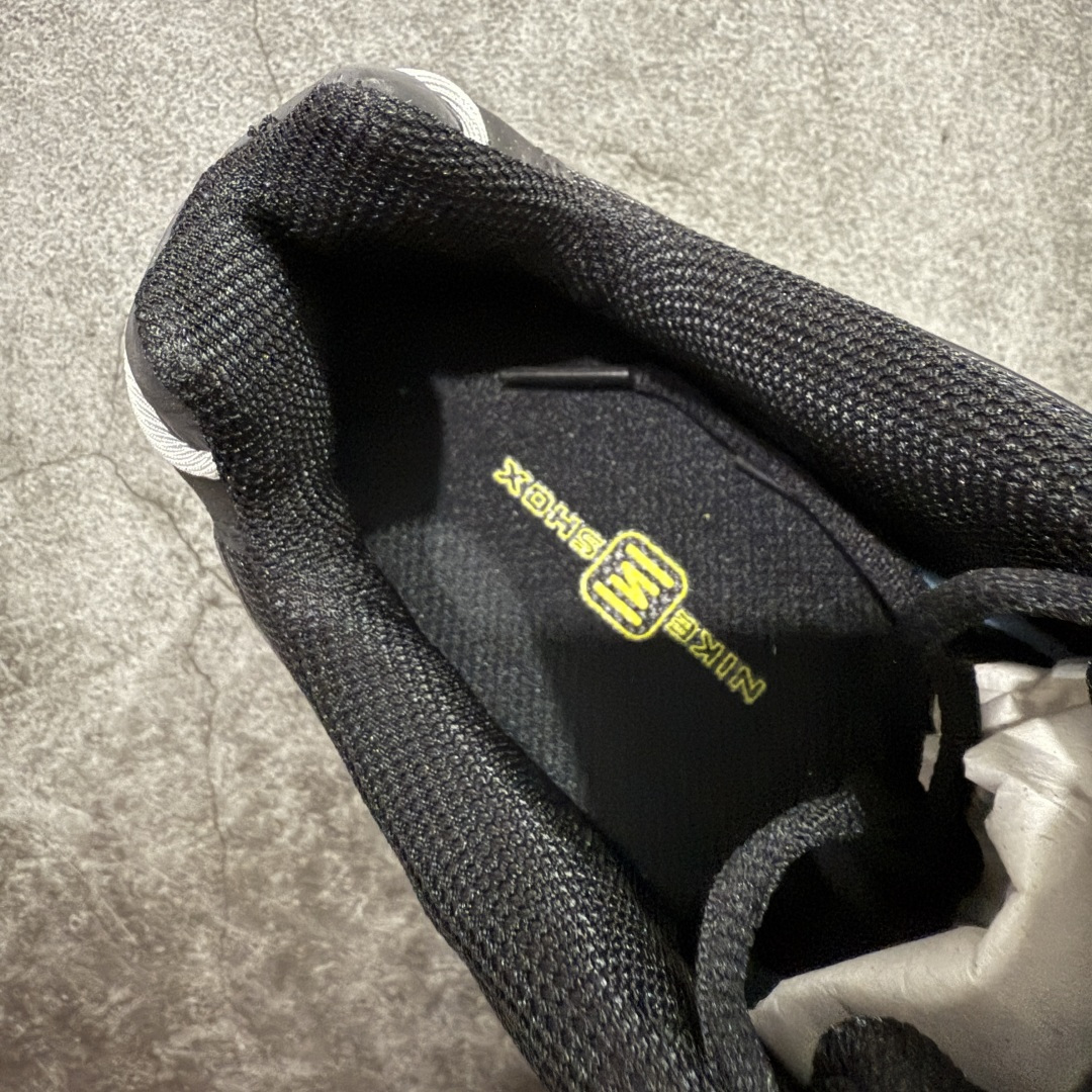 图片[8]-【Max纯原版】原版开发 Nike Shox TL系列 “Racer Yellow”黑黄色 NK Shox TL系列 黑蓝色 复古舒适百搭防滑耐磨低邦柱形气垫休闲跑步鞋 鞋面采用了轻质化的材料打造，搭载鞋带系带系统以及鞋舌部分的特殊控制模块，科技感十足；采用透气纺织品和网眼鞋面与标志性的Nike Shox技术，同时提供更轻盈的感觉和大胆的外观；鞋身大面积采用织物与皮革材质拼接设计，搭配Dri-FITz透气网面，透气性拉满不闷脚。中底前掌搭载Air Max科技，后掌配置Shoxy缓震气柱，前掌气垫提供灵敏回弹，中底的气柱设计也很加分，外观上科技感十足；设计彰显个性，复古造型适配多种穿搭风格。 货号：CN0151-002 尺码：39 40 40.5 41 42 42.5 43 44 44.5 45 45.5 46 46.5 47.5-选品中心
