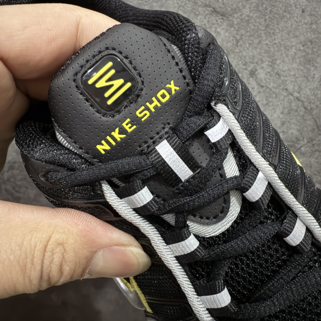图片[6]-【Max纯原版】原版开发 Nike Shox TL系列 “Racer Yellow”黑黄色 NK Shox TL系列 黑蓝色 复古舒适百搭防滑耐磨低邦柱形气垫休闲跑步鞋 鞋面采用了轻质化的材料打造，搭载鞋带系带系统以及鞋舌部分的特殊控制模块，科技感十足；采用透气纺织品和网眼鞋面与标志性的Nike Shox技术，同时提供更轻盈的感觉和大胆的外观；鞋身大面积采用织物与皮革材质拼接设计，搭配Dri-FITz透气网面，透气性拉满不闷脚。中底前掌搭载Air Max科技，后掌配置Shoxy缓震气柱，前掌气垫提供灵敏回弹，中底的气柱设计也很加分，外观上科技感十足；设计彰显个性，复古造型适配多种穿搭风格。 货号：CN0151-002 尺码：39 40 40.5 41 42 42.5 43 44 44.5 45 45.5 46 46.5 47.5-选品中心
