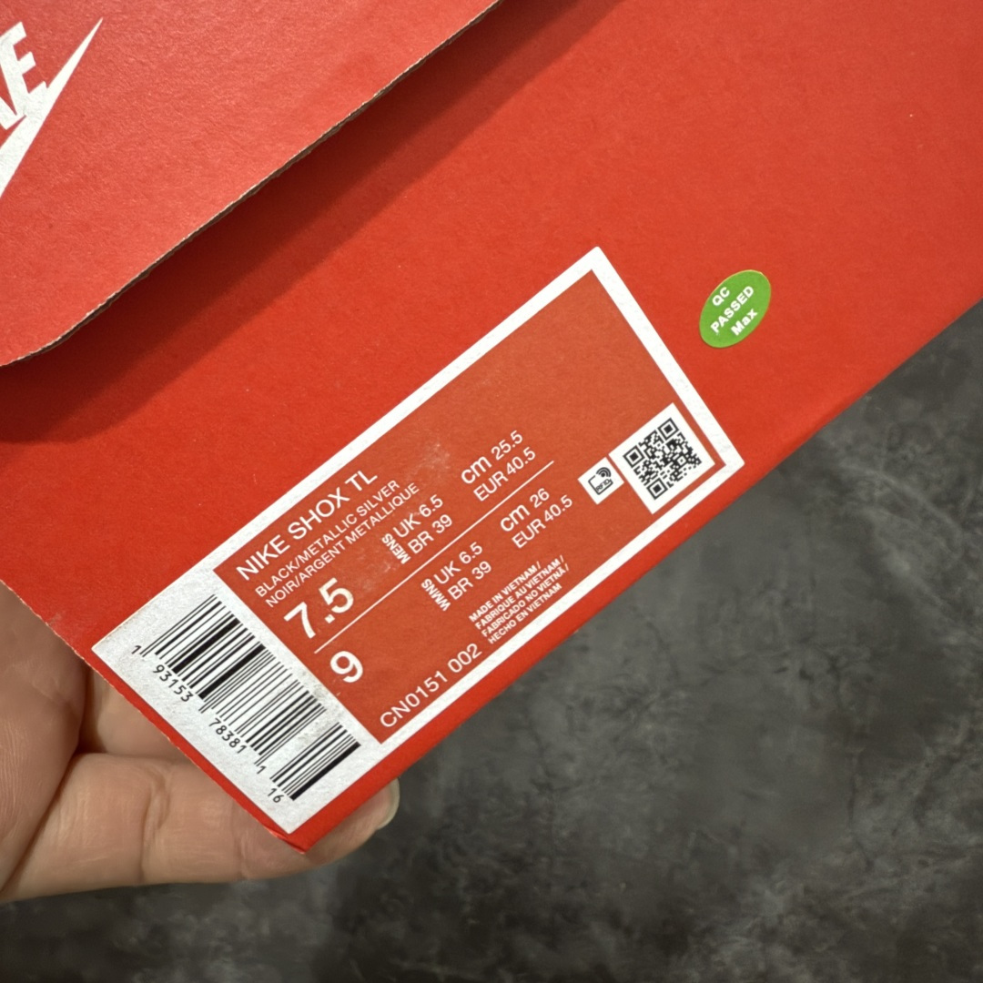 图片[12]-【Max纯原版】原版开发 Nike Shox TL系列 “Racer Yellow”黑黄色 NK Shox TL系列 黑蓝色 复古舒适百搭防滑耐磨低邦柱形气垫休闲跑步鞋 鞋面采用了轻质化的材料打造，搭载鞋带系带系统以及鞋舌部分的特殊控制模块，科技感十足；采用透气纺织品和网眼鞋面与标志性的Nike Shox技术，同时提供更轻盈的感觉和大胆的外观；鞋身大面积采用织物与皮革材质拼接设计，搭配Dri-FITz透气网面，透气性拉满不闷脚。中底前掌搭载Air Max科技，后掌配置Shoxy缓震气柱，前掌气垫提供灵敏回弹，中底的气柱设计也很加分，外观上科技感十足；设计彰显个性，复古造型适配多种穿搭风格。 货号：CN0151-002 尺码：39 40 40.5 41 42 42.5 43 44 44.5 45 45.5 46 46.5 47.5-选品中心