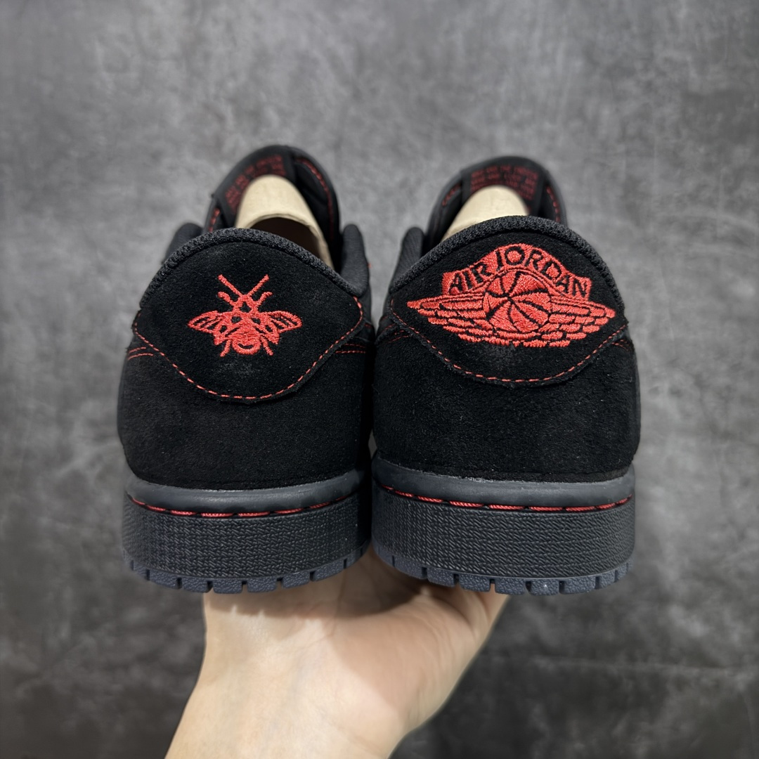 图片[4]-【原厂版】Air Jordan 1 x Travis Scott AJ1 x TS联名黑红倒钩低帮 DM7866-003 超级强悍品质 可对比市场各大纯原版本 专业aj大厂出品 对细节的把控毋庸置疑 材料也是用最接近原鞋的头层皮料 所有地方都没有做到减配 原厂鞋楦打造完美鞋型 整体鞋型以及后跟做的弧度做的非常好 鞋带为原厂打蜡鞋带 粗细程度同步原鞋 裁片清洁度到位 无明显瑕疵毛边 免修产品 正确针车 该重针 该有尖角的地方都有做到 鞋价格非常香 转手可闭眼卖高价 到手各位就知道货有多好 绝对秒杀一切同价格货品 尺码：36-47.5-选品中心