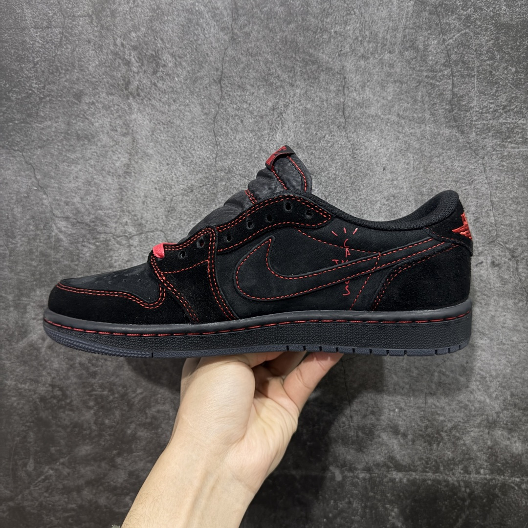 图片[2]-【原厂版】Air Jordan 1 x Travis Scott AJ1 x TS联名黑红倒钩低帮 DM7866-003 超级强悍品质 可对比市场各大纯原版本 专业aj大厂出品 对细节的把控毋庸置疑 材料也是用最接近原鞋的头层皮料 所有地方都没有做到减配 原厂鞋楦打造完美鞋型 整体鞋型以及后跟做的弧度做的非常好 鞋带为原厂打蜡鞋带 粗细程度同步原鞋 裁片清洁度到位 无明显瑕疵毛边 免修产品 正确针车 该重针 该有尖角的地方都有做到 鞋价格非常香 转手可闭眼卖高价 到手各位就知道货有多好 绝对秒杀一切同价格货品 尺码：36-47.5-选品中心