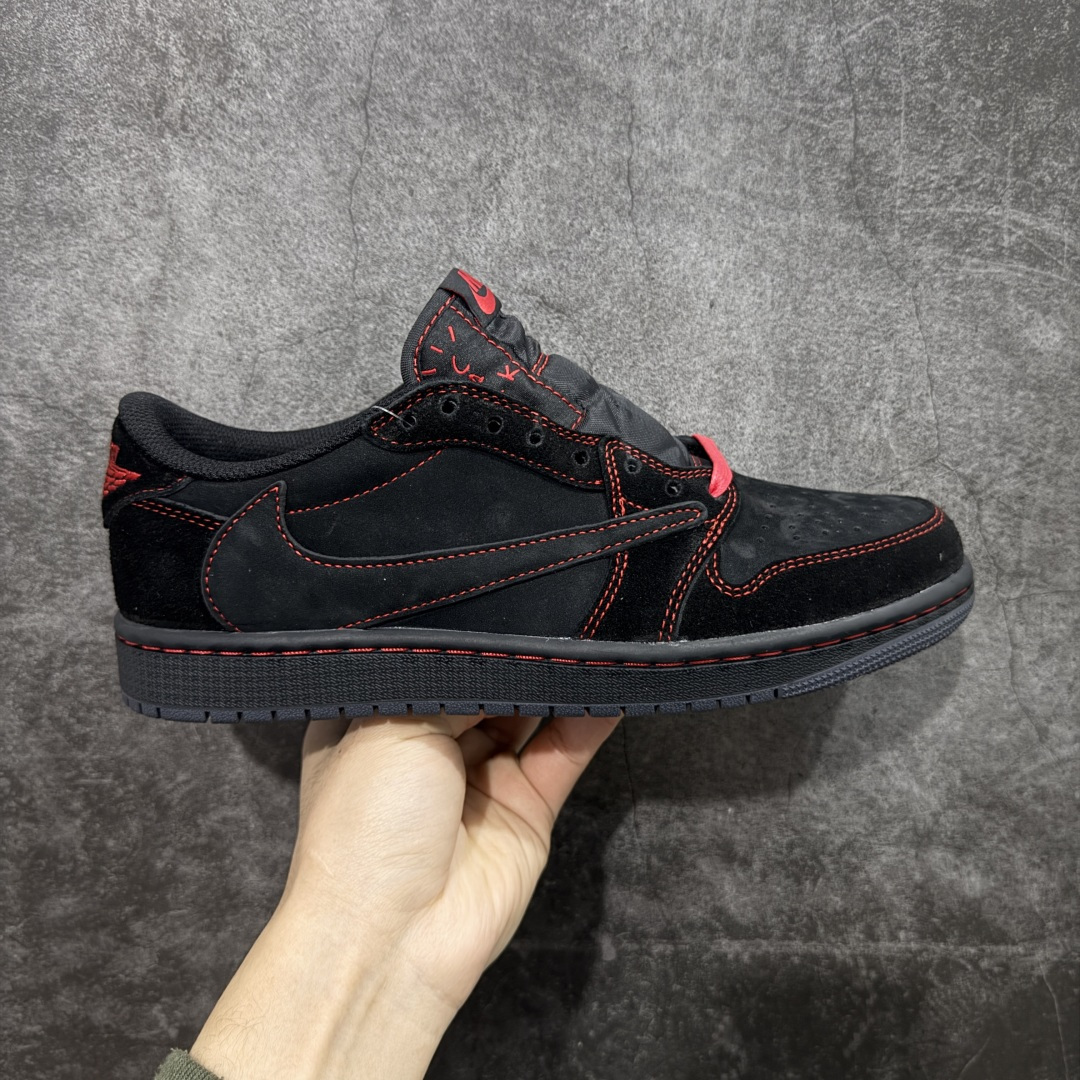 【原厂版】Air Jordan 1 x Travis Scott AJ1 x TS联名黑红倒钩低帮 DM7866-003 超级强悍品质 可对比市场各大纯原版本 专业aj大厂出品 对细节的把控毋庸置疑 材料也是用最接近原鞋的头层皮料 所有地方都没有做到减配 原厂鞋楦打造完美鞋型 整体鞋型以及后跟做的弧度做的非常好 鞋带为原厂打蜡鞋带 粗细程度同步原鞋 裁片清洁度到位 无明显瑕疵毛边 免修产品 正确针车 该重针 该有尖角的地方都有做到 鞋价格非常香 转手可闭眼卖高价 到手各位就知道货有多好 绝对秒杀一切同价格货品 尺码：36-47.5-选品中心