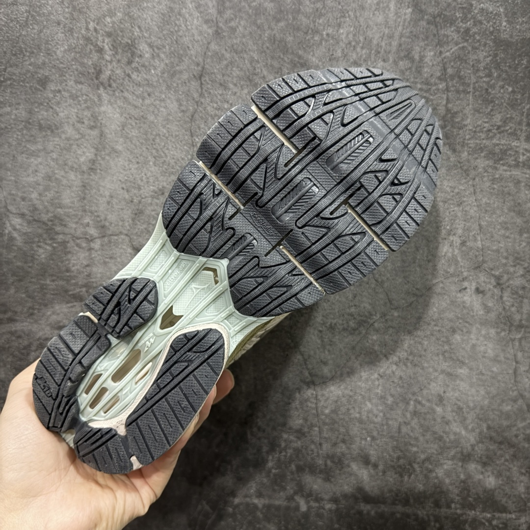 图片[9]-【纯原版】Mizuno 美津侬 WAVE PROPHECY 14S 复古时尚休闲舒适运动跑步鞋 美津浓WAVE机械缓震 可以说是机械缓震跑鞋科技的翘楚有着非凡的适应性，有着充分而持久的缓震能力和轻量化设计，是一双可以陪伴我们日常训练甚至是半马比赛的跑鞋，无论是“跑步初哥”还是“精英老鸟”，只要不是比较夸张的大体重人群，都可以穿着WAVE RIDER 来跑步。如果你不知道跑步穿什么鞋，不知道给别人推荐什么鞋，那么选“美津浓 ” 尺码：36-45-选品中心