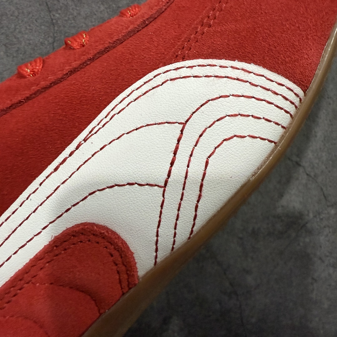 图片[4]-【CS纯原版】Puma Speedcat OG Sparco 舒适运动 防滑轻便 低帮 生活休闲鞋 男女款运动休闲鞋 马年限定 398836-31 市场第一梯队品质 版型 细节 烫金走线 完全碾压市场任意版本 欢迎对比🆚 工厂耗时3个月开发 原装档案原数据纸版楦型 采用固色翻毛皮鞋面材质(正确二次成型\’猛帮\’成型工艺🆚区别市面版本!!) 外置原数据开发轻量耐磨橡胶大底💪🏻 全球知名运动品牌PUMA宝马赛车系列 融合了宝马车队的标志性配色 以趣味十足又前卫复古的设计引领潮流 将赛道精神融入街头时尚 开启前卫竞速之旅 主打前卫复古风 Roma鞋款的鞋侧以复古的流线造型 缀以宝马经典Logo 巧妙吸睛 而Speedcat鞋款以亮眼三色条纹元素缀以舒适鞋面 赋予了独特的个性美学 演绎赛车的无尽能量 尺码：35.5-45-选品中心