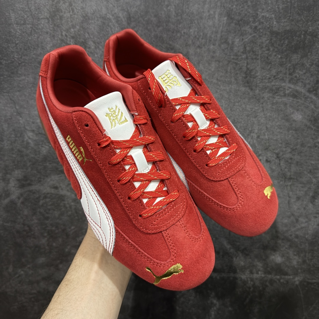 【CS纯原版】Puma Speedcat OG Sparco 舒适运动 防滑轻便 低帮 生活休闲鞋 男女款运动休闲鞋 马年限定 398836-31 市场第一梯队品质 版型 细节 烫金走线 完全碾压市场任意版本 欢迎对比🆚 工厂耗时3个月开发 原装档案原数据纸版楦型 采用固色翻毛皮鞋面材质(正确二次成型\'猛帮\'成型工艺🆚区别市面版本!!) 外置原数据开发轻量耐磨橡胶大底💪🏻 全球知名运动品牌PUMA宝马赛车系列 融合了宝马车队的标志性配色 以趣味十足又前卫复古的设计引领潮流 将赛道精神融入街头时尚 开启前卫竞速之旅 主打前卫复古风 Roma鞋款的鞋侧以复古的流线造型 缀以宝马经典Logo 巧妙吸睛 而Speedcat鞋款以亮眼三色条纹元素缀以舒适鞋面 赋予了独特的个性美学 演绎赛车的无尽能量 尺码：35.5-45-选品中心