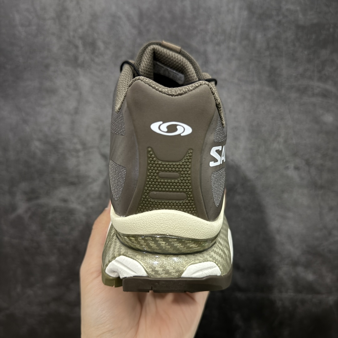 图片[4]-【纯原M版】Salomon XT-4 OG Advanced 萨洛蒙系列低帮城市越野机能透气休闲运动鞋 474425 鞋舌处附有迷你网眼袋收纳鞋绳以及下方的多色 Logo 标签 接着搭载奶油色 ACS 技术中底以及金色 TPU 塑料部件提升鞋款耐用性 中底与鞋面之间饰有海蓝色条状细节有效增添鞋款层次 最后应用黑色 Contragrip Chevron 外底完成鞋款设计 这次配色颇为高调 两款配色均以绚丽的渐变设计呈现 一款以粉紫渐变主打 另一款以黄绿渐变呈现 视觉效果相当吸睛 鞋面的使用玻璃纤维覆盖物加固 并通过细绳扣系带系统进行锁定 Salomon 的品牌logo 出现在脚后跟和前掌部位 中底虽然偏薄 但非常耐用 与模压塑料ACS 框架以及致密AC2 Muscle 鞋底单元结合 能够提供出色的支撑力和缓冲性 尺码：36 36.5 37 38 38.5 39 40 40.5 41 42 42.5 43 44 44.5 45-选品中心