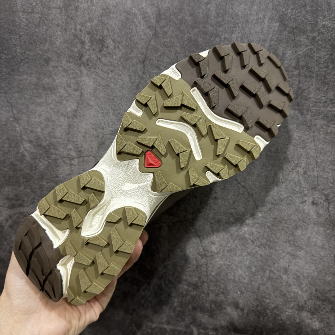 图片[9]-【纯原M版】Salomon XT-4 OG Advanced 萨洛蒙系列低帮城市越野机能透气休闲运动鞋 474425 鞋舌处附有迷你网眼袋收纳鞋绳以及下方的多色 Logo 标签 接着搭载奶油色 ACS 技术中底以及金色 TPU 塑料部件提升鞋款耐用性 中底与鞋面之间饰有海蓝色条状细节有效增添鞋款层次 最后应用黑色 Contragrip Chevron 外底完成鞋款设计 这次配色颇为高调 两款配色均以绚丽的渐变设计呈现 一款以粉紫渐变主打 另一款以黄绿渐变呈现 视觉效果相当吸睛 鞋面的使用玻璃纤维覆盖物加固 并通过细绳扣系带系统进行锁定 Salomon 的品牌logo 出现在脚后跟和前掌部位 中底虽然偏薄 但非常耐用 与模压塑料ACS 框架以及致密AC2 Muscle 鞋底单元结合 能够提供出色的支撑力和缓冲性 尺码：36 36.5 37 38 38.5 39 40 40.5 41 42 42.5 43 44 44.5 45-选品中心