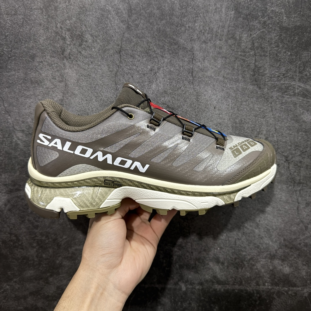 【纯原M版】Salomon XT-4 OG Advanced 萨洛蒙系列低帮城市越野机能透气休闲运动鞋 474425 鞋舌处附有迷你网眼袋收纳鞋绳以及下方的多色 Logo 标签 接着搭载奶油色 ACS 技术中底以及金色 TPU 塑料部件提升鞋款耐用性 中底与鞋面之间饰有海蓝色条状细节有效增添鞋款层次 最后应用黑色 Contragrip Chevron 外底完成鞋款设计 这次配色颇为高调 两款配色均以绚丽的渐变设计呈现 一款以粉紫渐变主打 另一款以黄绿渐变呈现 视觉效果相当吸睛 鞋面的使用玻璃纤维覆盖物加固 并通过细绳扣系带系统进行锁定 Salomon 的品牌logo 出现在脚后跟和前掌部位 中底虽然偏薄 但非常耐用 与模压塑料ACS 框架以及致密AC2 Muscle 鞋底单元结合 能够提供出色的支撑力和缓冲性 尺码：36 36.5 37 38 38.5 39 40 40.5 41 42 42.5 43 44 44.5 45-选品中心