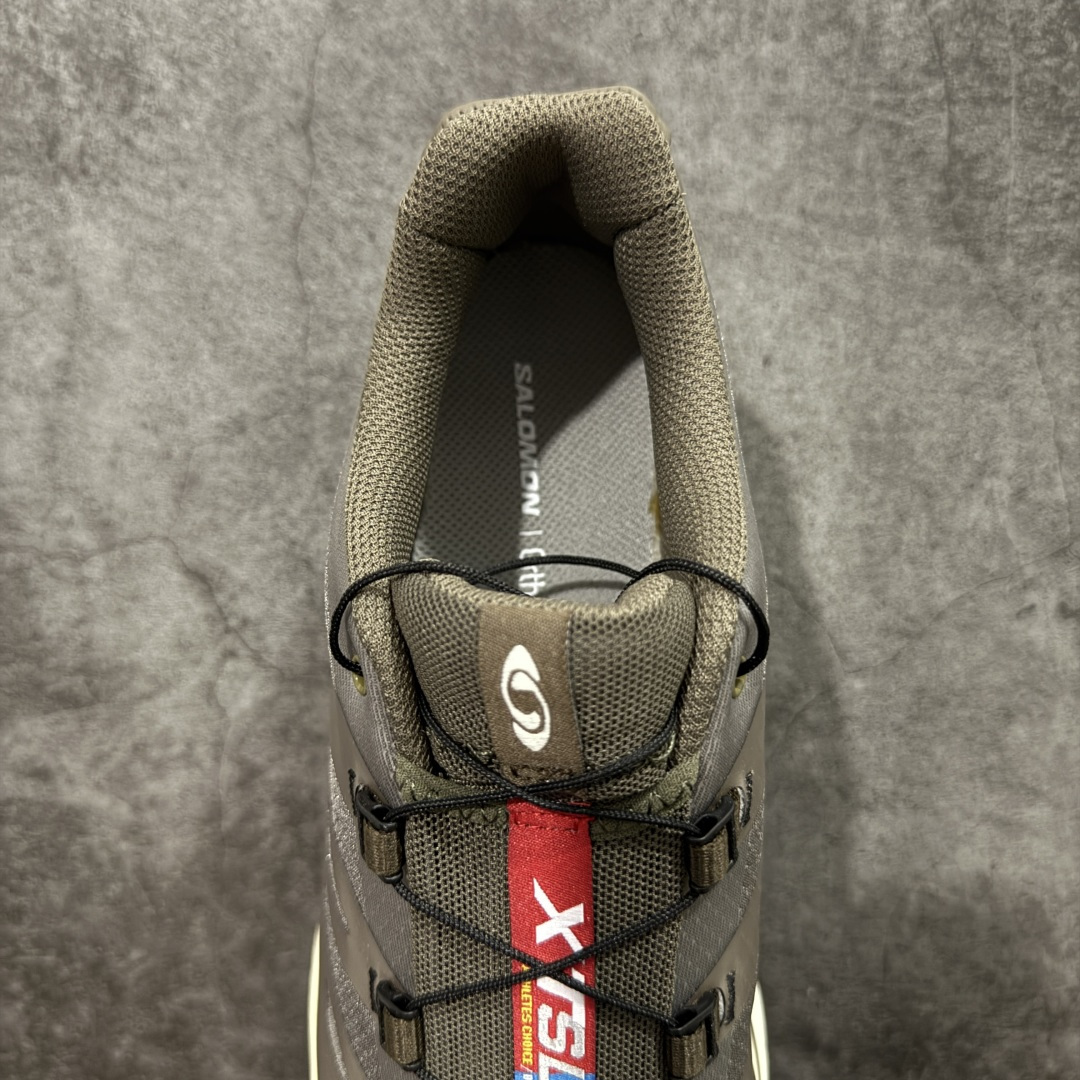 图片[8]-【纯原M版】Salomon XT-4 OG Advanced 萨洛蒙系列低帮城市越野机能透气休闲运动鞋 474425 鞋舌处附有迷你网眼袋收纳鞋绳以及下方的多色 Logo 标签 接着搭载奶油色 ACS 技术中底以及金色 TPU 塑料部件提升鞋款耐用性 中底与鞋面之间饰有海蓝色条状细节有效增添鞋款层次 最后应用黑色 Contragrip Chevron 外底完成鞋款设计 这次配色颇为高调 两款配色均以绚丽的渐变设计呈现 一款以粉紫渐变主打 另一款以黄绿渐变呈现 视觉效果相当吸睛 鞋面的使用玻璃纤维覆盖物加固 并通过细绳扣系带系统进行锁定 Salomon 的品牌logo 出现在脚后跟和前掌部位 中底虽然偏薄 但非常耐用 与模压塑料ACS 框架以及致密AC2 Muscle 鞋底单元结合 能够提供出色的支撑力和缓冲性 尺码：36 36.5 37 38 38.5 39 40 40.5 41 42 42.5 43 44 44.5 45-选品中心