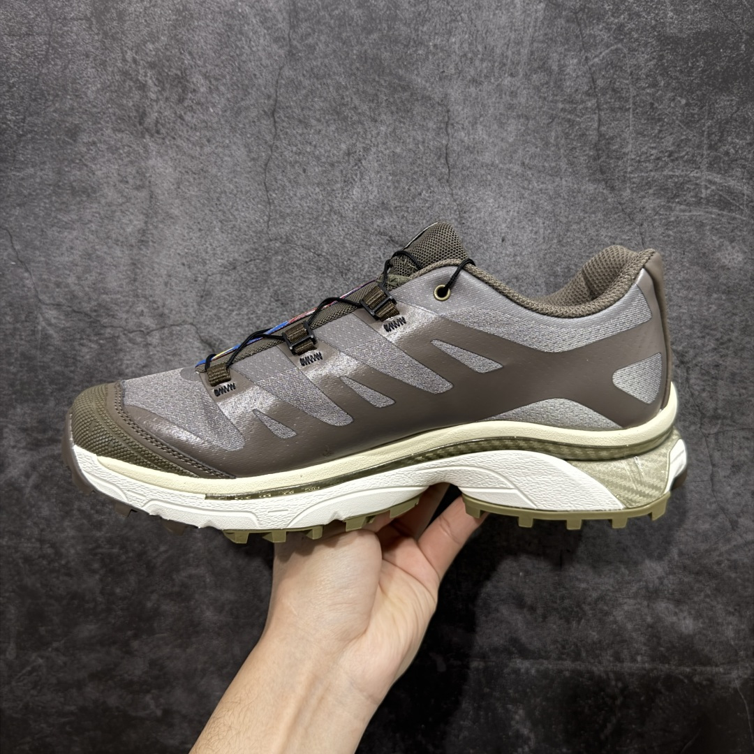 图片[2]-【纯原M版】Salomon XT-4 OG Advanced 萨洛蒙系列低帮城市越野机能透气休闲运动鞋 474425 鞋舌处附有迷你网眼袋收纳鞋绳以及下方的多色 Logo 标签 接着搭载奶油色 ACS 技术中底以及金色 TPU 塑料部件提升鞋款耐用性 中底与鞋面之间饰有海蓝色条状细节有效增添鞋款层次 最后应用黑色 Contragrip Chevron 外底完成鞋款设计 这次配色颇为高调 两款配色均以绚丽的渐变设计呈现 一款以粉紫渐变主打 另一款以黄绿渐变呈现 视觉效果相当吸睛 鞋面的使用玻璃纤维覆盖物加固 并通过细绳扣系带系统进行锁定 Salomon 的品牌logo 出现在脚后跟和前掌部位 中底虽然偏薄 但非常耐用 与模压塑料ACS 框架以及致密AC2 Muscle 鞋底单元结合 能够提供出色的支撑力和缓冲性 尺码：36 36.5 37 38 38.5 39 40 40.5 41 42 42.5 43 44 44.5 45-选品中心