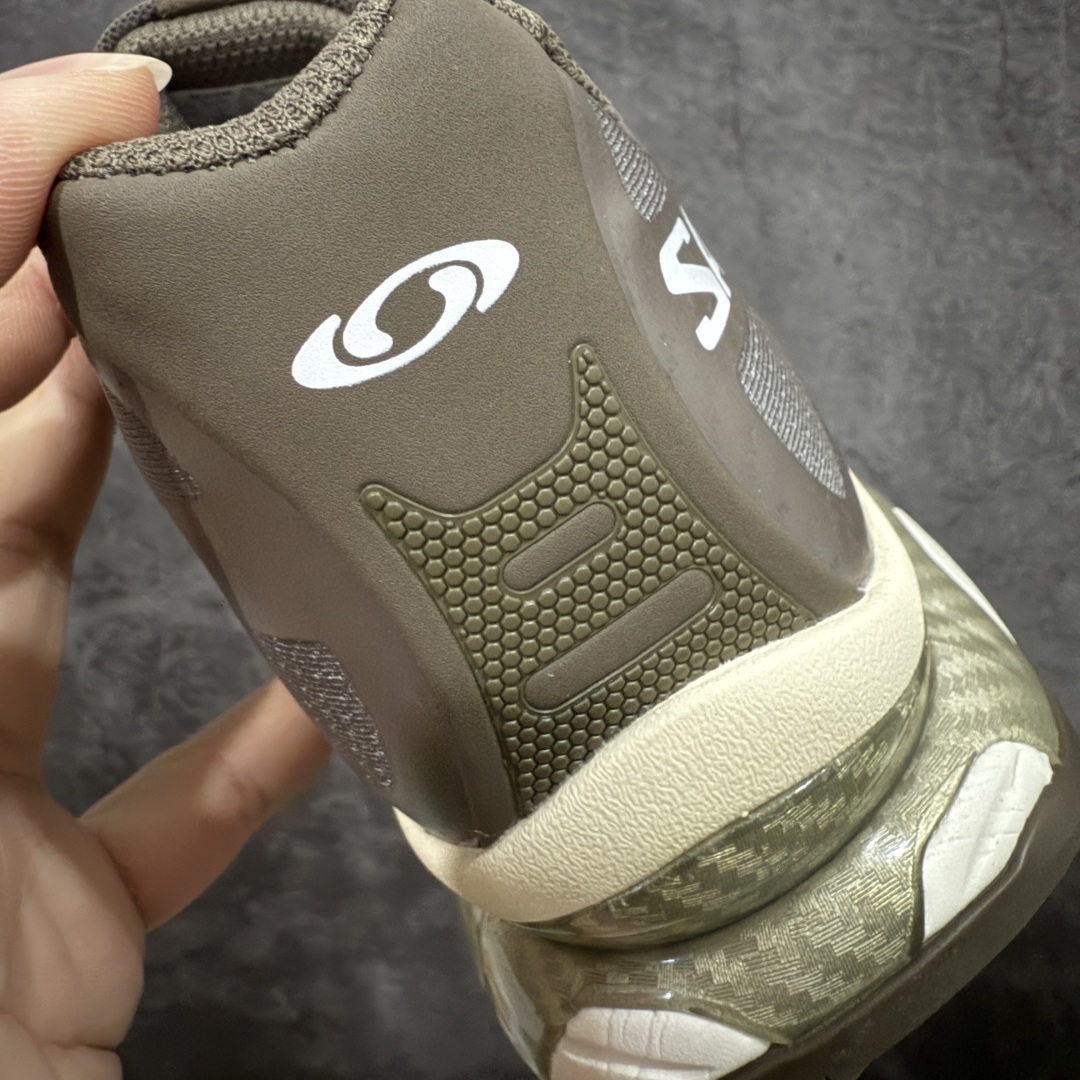 图片[2]-【纯原M版】Salomon XT-4 OG Advanced 萨洛蒙系列低帮城市越野机能透气休闲运动鞋 474425 鞋舌处附有迷你网眼袋收纳鞋绳以及下方的多色 Logo 标签 接着搭载奶油色 ACS 技术中底以及金色 TPU 塑料部件提升鞋款耐用性 中底与鞋面之间饰有海蓝色条状细节有效增添鞋款层次 最后应用黑色 Contragrip Chevron 外底完成鞋款设计 这次配色颇为高调 两款配色均以绚丽的渐变设计呈现 一款以粉紫渐变主打 另一款以黄绿渐变呈现 视觉效果相当吸睛 鞋面的使用玻璃纤维覆盖物加固 并通过细绳扣系带系统进行锁定 Salomon 的品牌logo 出现在脚后跟和前掌部位 中底虽然偏薄 但非常耐用 与模压塑料ACS 框架以及致密AC2 Muscle 鞋底单元结合 能够提供出色的支撑力和缓冲性 尺码：36 36.5 37 38 38.5 39 40 40.5 41 42 42.5 43 44 44.5 45-选品中心