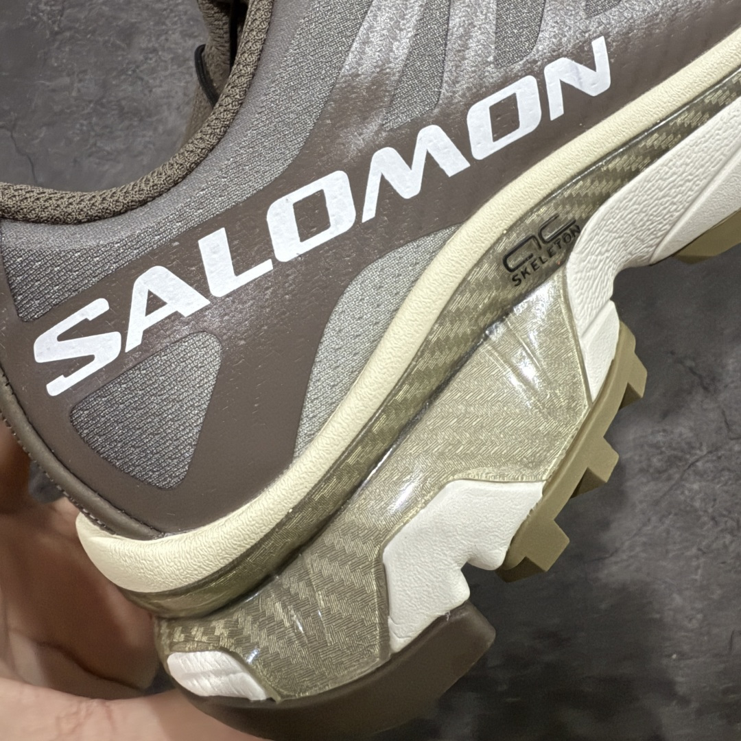 图片[3]-【纯原M版】Salomon XT-4 OG Advanced 萨洛蒙系列低帮城市越野机能透气休闲运动鞋 474425 鞋舌处附有迷你网眼袋收纳鞋绳以及下方的多色 Logo 标签 接着搭载奶油色 ACS 技术中底以及金色 TPU 塑料部件提升鞋款耐用性 中底与鞋面之间饰有海蓝色条状细节有效增添鞋款层次 最后应用黑色 Contragrip Chevron 外底完成鞋款设计 这次配色颇为高调 两款配色均以绚丽的渐变设计呈现 一款以粉紫渐变主打 另一款以黄绿渐变呈现 视觉效果相当吸睛 鞋面的使用玻璃纤维覆盖物加固 并通过细绳扣系带系统进行锁定 Salomon 的品牌logo 出现在脚后跟和前掌部位 中底虽然偏薄 但非常耐用 与模压塑料ACS 框架以及致密AC2 Muscle 鞋底单元结合 能够提供出色的支撑力和缓冲性 尺码：36 36.5 37 38 38.5 39 40 40.5 41 42 42.5 43 44 44.5 45-选品中心