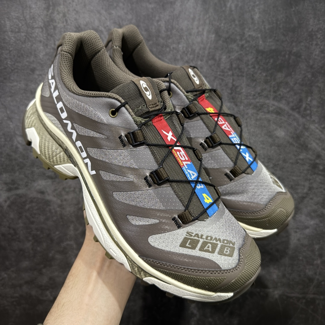 【纯原M版】Salomon XT-4 OG Advanced 萨洛蒙系列低帮城市越野机能透气休闲运动鞋 474425 鞋舌处附有迷你网眼袋收纳鞋绳以及下方的多色 Logo 标签 接着搭载奶油色 ACS 技术中底以及金色 TPU 塑料部件提升鞋款耐用性 中底与鞋面之间饰有海蓝色条状细节有效增添鞋款层次 最后应用黑色 Contragrip Chevron 外底完成鞋款设计 这次配色颇为高调 两款配色均以绚丽的渐变设计呈现 一款以粉紫渐变主打 另一款以黄绿渐变呈现 视觉效果相当吸睛 鞋面的使用玻璃纤维覆盖物加固 并通过细绳扣系带系统进行锁定 Salomon 的品牌logo 出现在脚后跟和前掌部位 中底虽然偏薄 但非常耐用 与模压塑料ACS 框架以及致密AC2 Muscle 鞋底单元结合 能够提供出色的支撑力和缓冲性 尺码：36 36.5 37 38 38.5 39 40 40.5 41 42 42.5 43 44 44.5 45-选品中心