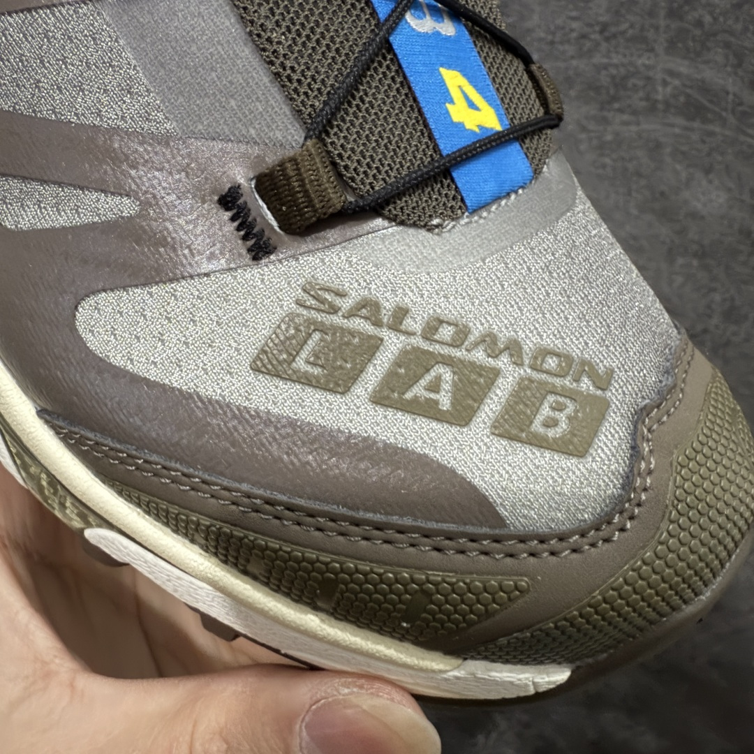 图片[4]-【纯原M版】Salomon XT-4 OG Advanced 萨洛蒙系列低帮城市越野机能透气休闲运动鞋 474425 鞋舌处附有迷你网眼袋收纳鞋绳以及下方的多色 Logo 标签 接着搭载奶油色 ACS 技术中底以及金色 TPU 塑料部件提升鞋款耐用性 中底与鞋面之间饰有海蓝色条状细节有效增添鞋款层次 最后应用黑色 Contragrip Chevron 外底完成鞋款设计 这次配色颇为高调 两款配色均以绚丽的渐变设计呈现 一款以粉紫渐变主打 另一款以黄绿渐变呈现 视觉效果相当吸睛 鞋面的使用玻璃纤维覆盖物加固 并通过细绳扣系带系统进行锁定 Salomon 的品牌logo 出现在脚后跟和前掌部位 中底虽然偏薄 但非常耐用 与模压塑料ACS 框架以及致密AC2 Muscle 鞋底单元结合 能够提供出色的支撑力和缓冲性 尺码：36 36.5 37 38 38.5 39 40 40.5 41 42 42.5 43 44 44.5 45-选品中心