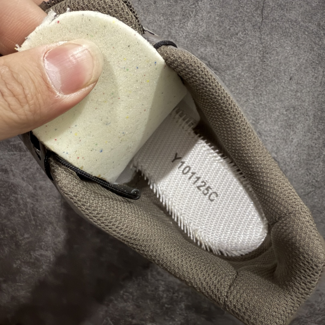 图片[7]-【纯原M版】Salomon XT-4 OG Advanced 萨洛蒙系列低帮城市越野机能透气休闲运动鞋 474425 鞋舌处附有迷你网眼袋收纳鞋绳以及下方的多色 Logo 标签 接着搭载奶油色 ACS 技术中底以及金色 TPU 塑料部件提升鞋款耐用性 中底与鞋面之间饰有海蓝色条状细节有效增添鞋款层次 最后应用黑色 Contragrip Chevron 外底完成鞋款设计 这次配色颇为高调 两款配色均以绚丽的渐变设计呈现 一款以粉紫渐变主打 另一款以黄绿渐变呈现 视觉效果相当吸睛 鞋面的使用玻璃纤维覆盖物加固 并通过细绳扣系带系统进行锁定 Salomon 的品牌logo 出现在脚后跟和前掌部位 中底虽然偏薄 但非常耐用 与模压塑料ACS 框架以及致密AC2 Muscle 鞋底单元结合 能够提供出色的支撑力和缓冲性 尺码：36 36.5 37 38 38.5 39 40 40.5 41 42 42.5 43 44 44.5 45-选品中心