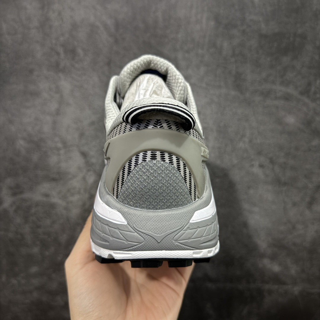 图片[4]-【纯原H版】HOKA ONE ONE Mafate Speed 2 Low 玛法特2代系列低帮轻量户外越野休闲运动慢跑鞋 正确组合底 市场顶级版本 上脚赞到报爆 轻盈舒适 鞋面采用超轻的无缝架构 轻薄的TPU贴在透气的鞋面材料上 减轻重量同时也保证了支撑性 鞋底采用滚动平衡技术 引导跑者回归自然步态 祖传的神奇EVA材质中底依旧是一如既往地表现优秀 能提供充足的缓震 作为HOKA家的越野跑鞋 VIBRAM 橡胶大底也是必不可少的 即便在复杂湿滑的地形 依旧能有良好的抓地力及稳定性 鞋带采用了弹性不易松脱的扁宽弹性鞋带 前掌与中掌部分也进行了加宽 也更加适合亚洲人的脚型 是一款十分全面且足够强悍的户外硬核越野鞋 日常搭配的话短裤是基本不挑 阔腿裤 工装裤以及各种长筒牛仔裤都可以 尺码：36 36.5 37.5 38 38.5 39 40 40.5 41 42 42.5 43 44 44.5 45-选品中心