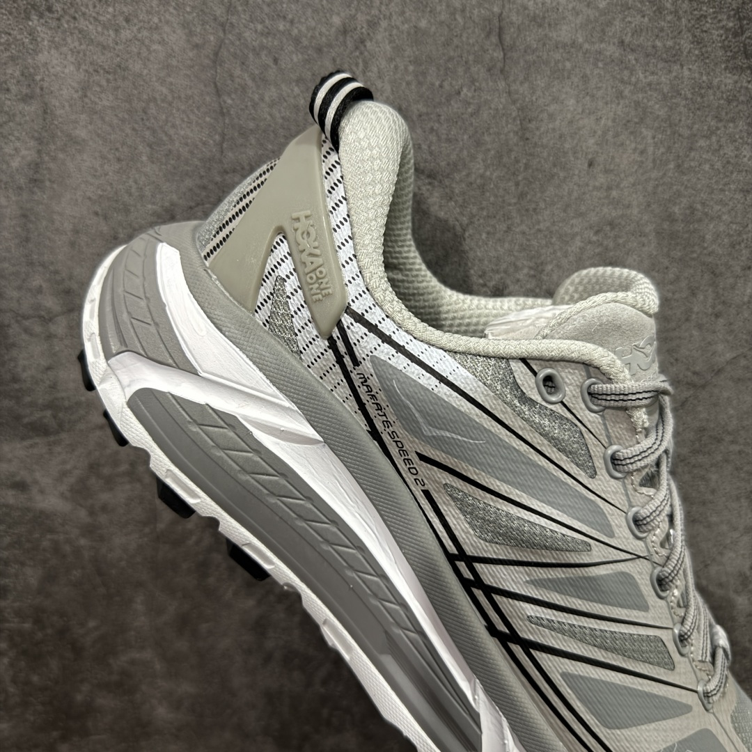 图片[7]-【纯原H版】HOKA ONE ONE Mafate Speed 2 Low 玛法特2代系列低帮轻量户外越野休闲运动慢跑鞋 正确组合底 市场顶级版本 上脚赞到报爆 轻盈舒适 鞋面采用超轻的无缝架构 轻薄的TPU贴在透气的鞋面材料上 减轻重量同时也保证了支撑性 鞋底采用滚动平衡技术 引导跑者回归自然步态 祖传的神奇EVA材质中底依旧是一如既往地表现优秀 能提供充足的缓震 作为HOKA家的越野跑鞋 VIBRAM 橡胶大底也是必不可少的 即便在复杂湿滑的地形 依旧能有良好的抓地力及稳定性 鞋带采用了弹性不易松脱的扁宽弹性鞋带 前掌与中掌部分也进行了加宽 也更加适合亚洲人的脚型 是一款十分全面且足够强悍的户外硬核越野鞋 日常搭配的话短裤是基本不挑 阔腿裤 工装裤以及各种长筒牛仔裤都可以 尺码：36 36.5 37.5 38 38.5 39 40 40.5 41 42 42.5 43 44 44.5 45-选品中心