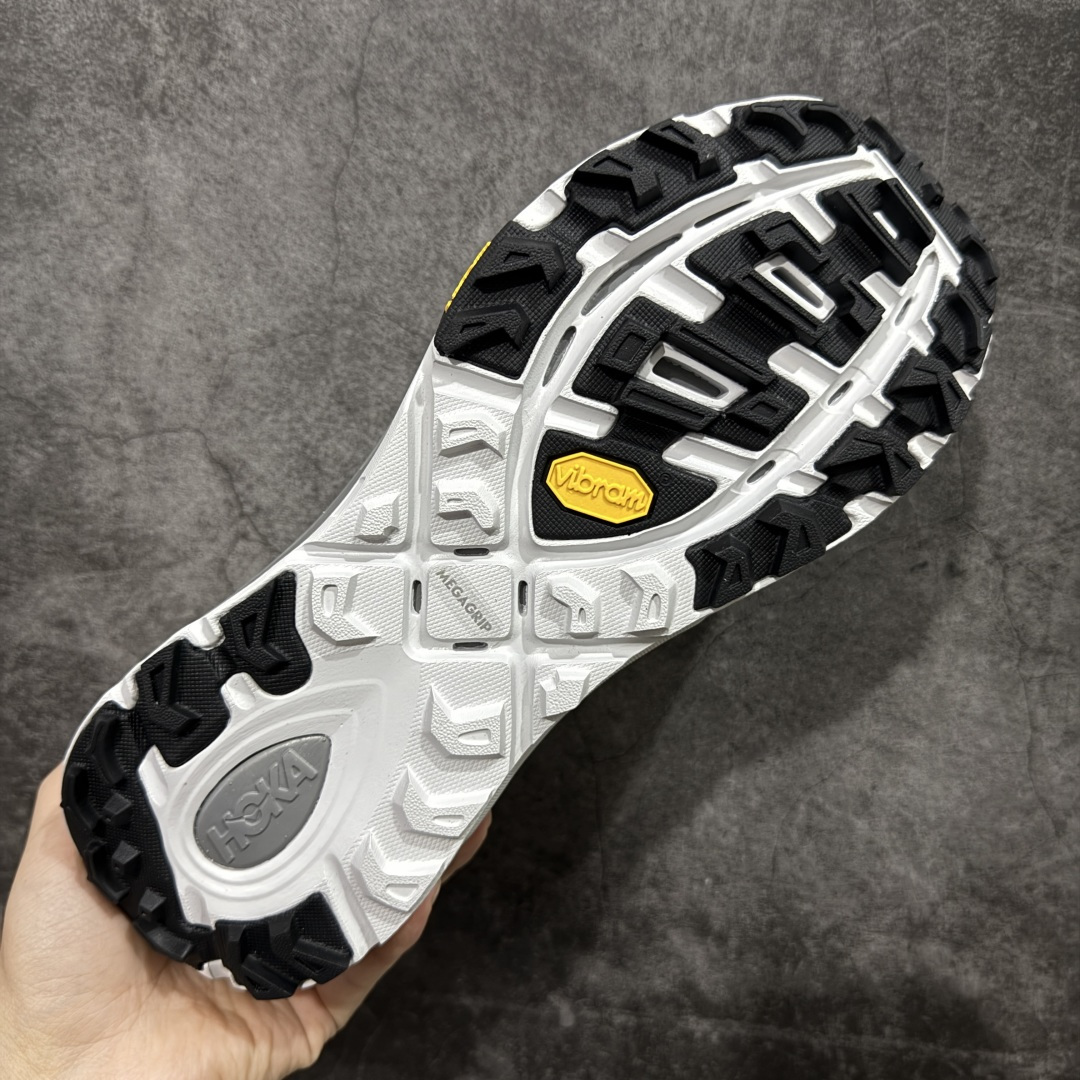 图片[9]-【纯原H版】HOKA ONE ONE Mafate Speed 2 Low 玛法特2代系列低帮轻量户外越野休闲运动慢跑鞋 正确组合底 市场顶级版本 上脚赞到报爆 轻盈舒适 鞋面采用超轻的无缝架构 轻薄的TPU贴在透气的鞋面材料上 减轻重量同时也保证了支撑性 鞋底采用滚动平衡技术 引导跑者回归自然步态 祖传的神奇EVA材质中底依旧是一如既往地表现优秀 能提供充足的缓震 作为HOKA家的越野跑鞋 VIBRAM 橡胶大底也是必不可少的 即便在复杂湿滑的地形 依旧能有良好的抓地力及稳定性 鞋带采用了弹性不易松脱的扁宽弹性鞋带 前掌与中掌部分也进行了加宽 也更加适合亚洲人的脚型 是一款十分全面且足够强悍的户外硬核越野鞋 日常搭配的话短裤是基本不挑 阔腿裤 工装裤以及各种长筒牛仔裤都可以 尺码：36 36.5 37.5 38 38.5 39 40 40.5 41 42 42.5 43 44 44.5 45-选品中心