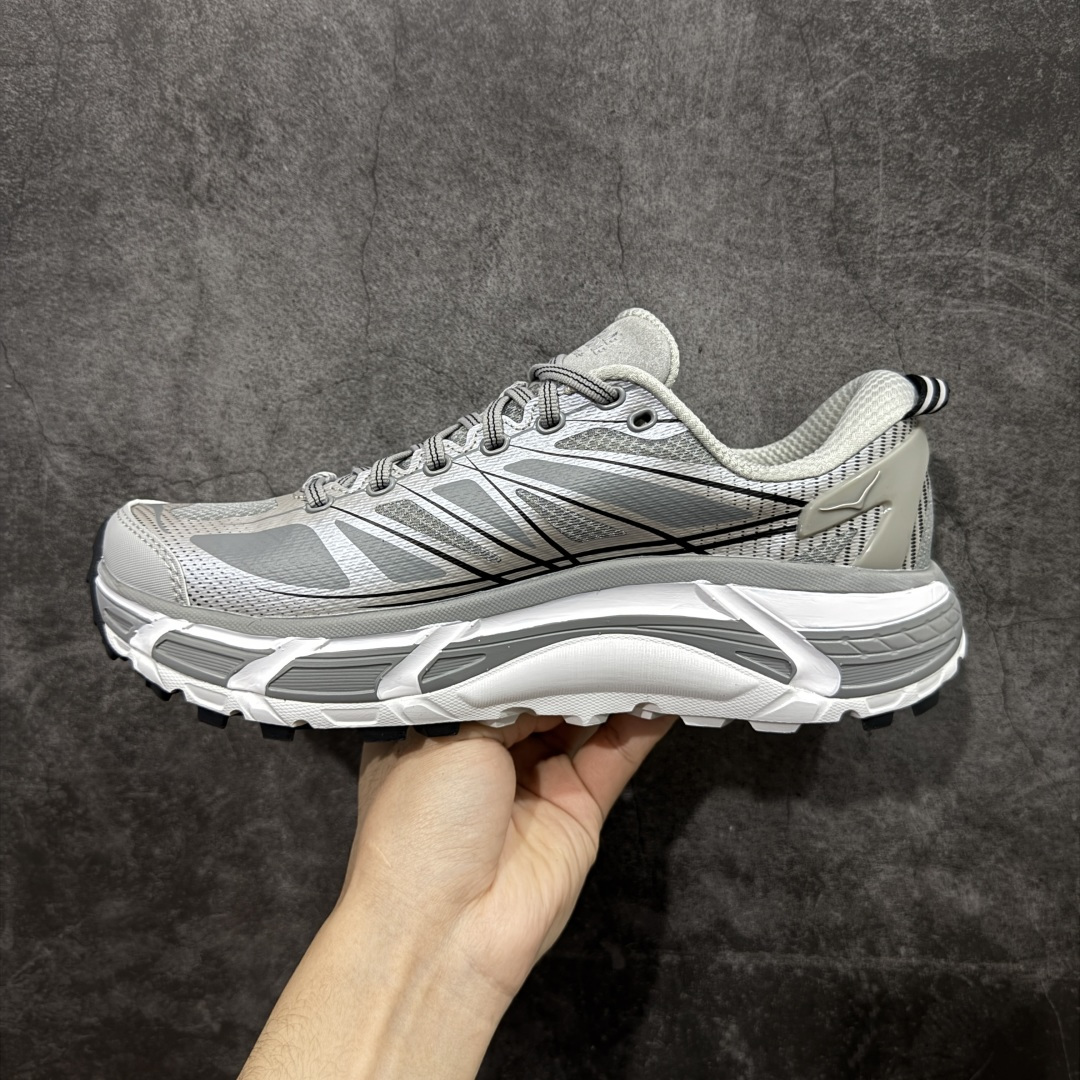 图片[2]-【纯原H版】HOKA ONE ONE Mafate Speed 2 Low 玛法特2代系列低帮轻量户外越野休闲运动慢跑鞋 正确组合底 市场顶级版本 上脚赞到报爆 轻盈舒适 鞋面采用超轻的无缝架构 轻薄的TPU贴在透气的鞋面材料上 减轻重量同时也保证了支撑性 鞋底采用滚动平衡技术 引导跑者回归自然步态 祖传的神奇EVA材质中底依旧是一如既往地表现优秀 能提供充足的缓震 作为HOKA家的越野跑鞋 VIBRAM 橡胶大底也是必不可少的 即便在复杂湿滑的地形 依旧能有良好的抓地力及稳定性 鞋带采用了弹性不易松脱的扁宽弹性鞋带 前掌与中掌部分也进行了加宽 也更加适合亚洲人的脚型 是一款十分全面且足够强悍的户外硬核越野鞋 日常搭配的话短裤是基本不挑 阔腿裤 工装裤以及各种长筒牛仔裤都可以 尺码：36 36.5 37.5 38 38.5 39 40 40.5 41 42 42.5 43 44 44.5 45-选品中心