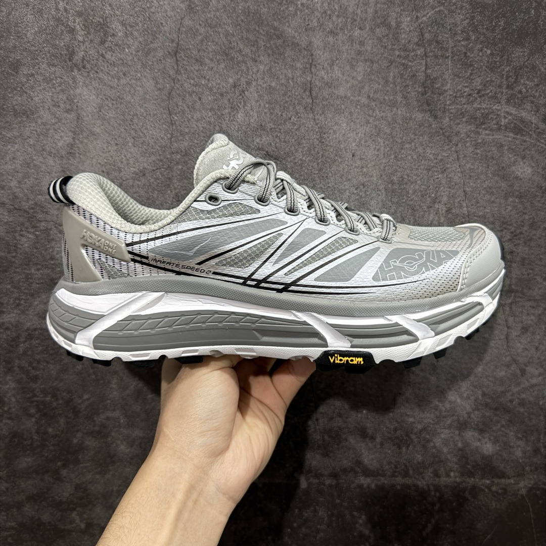 【纯原H版】HOKA ONE ONE Mafate Speed 2 Low 玛法特2代系列低帮轻量户外越野休闲运动慢跑鞋 正确组合底 市场顶级版本 上脚赞到报爆 轻盈舒适 鞋面采用超轻的无缝架构 轻薄的TPU贴在透气的鞋面材料上 减轻重量同时也保证了支撑性 鞋底采用滚动平衡技术 引导跑者回归自然步态 祖传的神奇EVA材质中底依旧是一如既往地表现优秀 能提供充足的缓震 作为HOKA家的越野跑鞋 VIBRAM 橡胶大底也是必不可少的 即便在复杂湿滑的地形 依旧能有良好的抓地力及稳定性 鞋带采用了弹性不易松脱的扁宽弹性鞋带 前掌与中掌部分也进行了加宽 也更加适合亚洲人的脚型 是一款十分全面且足够强悍的户外硬核越野鞋 日常搭配的话短裤是基本不挑 阔腿裤 工装裤以及各种长筒牛仔裤都可以 尺码：36 36.5 37.5 38 38.5 39 40 40.5 41 42 42.5 43 44 44.5 45-选品中心