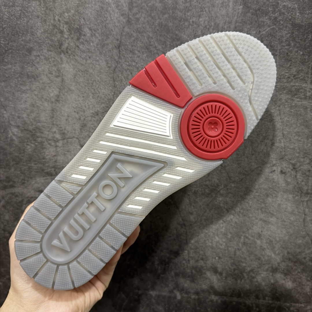 图片[9]-【天花板/Goat版】 市场最强版 没有之一的存在💪🏻 Louis Vuitton LV Trainer 系列全新版上架 手里有正品的可以对比下🆚懂货的看细节‼️ 此版品质是市场从未达到的新高度！ 整体版型 皮料 牛仔布的色差 压花纹路清晰度 后跟版型等等 都可以自行对比[机智]吊打市场所有货，怒甩十条街的那种，直接来正品对比图🆚，欢迎拿市场各大工厂的货来对比！ 尺码：35-45码-选品中心