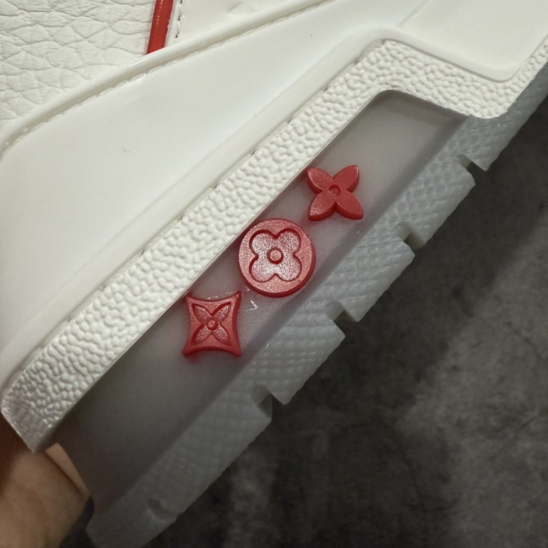 图片[3]-【天花板/Goat版】 市场最强版 没有之一的存在💪🏻 Louis Vuitton LV Trainer 系列全新版上架 手里有正品的可以对比下🆚懂货的看细节‼️ 此版品质是市场从未达到的新高度！ 整体版型 皮料 牛仔布的色差 压花纹路清晰度 后跟版型等等 都可以自行对比[机智]吊打市场所有货，怒甩十条街的那种，直接来正品对比图🆚，欢迎拿市场各大工厂的货来对比！ 尺码：35-45码-选品中心