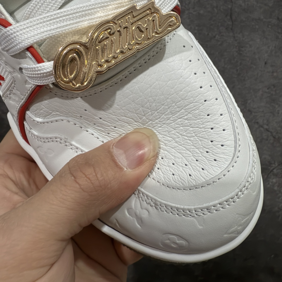 图片[6]-【天花板/Goat版】 市场最强版 没有之一的存在💪🏻 Louis Vuitton LV Trainer 系列全新版上架 手里有正品的可以对比下🆚懂货的看细节‼️ 此版品质是市场从未达到的新高度！ 整体版型 皮料 牛仔布的色差 压花纹路清晰度 后跟版型等等 都可以自行对比[机智]吊打市场所有货，怒甩十条街的那种，直接来正品对比图🆚，欢迎拿市场各大工厂的货来对比！ 尺码：35-45码-选品中心