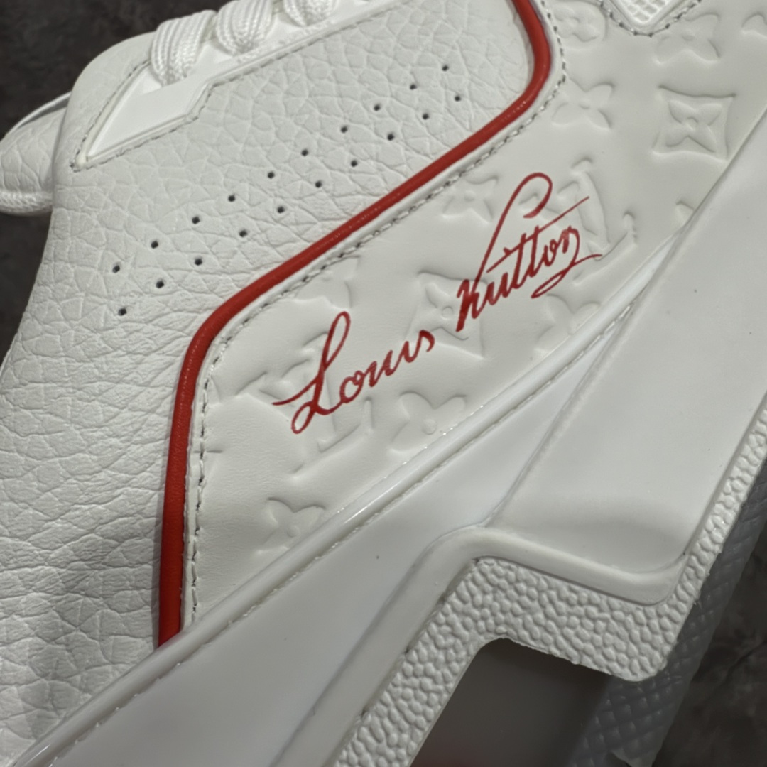 图片[4]-【天花板/Goat版】 市场最强版 没有之一的存在💪🏻 Louis Vuitton LV Trainer 系列全新版上架 手里有正品的可以对比下🆚懂货的看细节‼️ 此版品质是市场从未达到的新高度！ 整体版型 皮料 牛仔布的色差 压花纹路清晰度 后跟版型等等 都可以自行对比[机智]吊打市场所有货，怒甩十条街的那种，直接来正品对比图🆚，欢迎拿市场各大工厂的货来对比！ 尺码：35-45码-选品中心