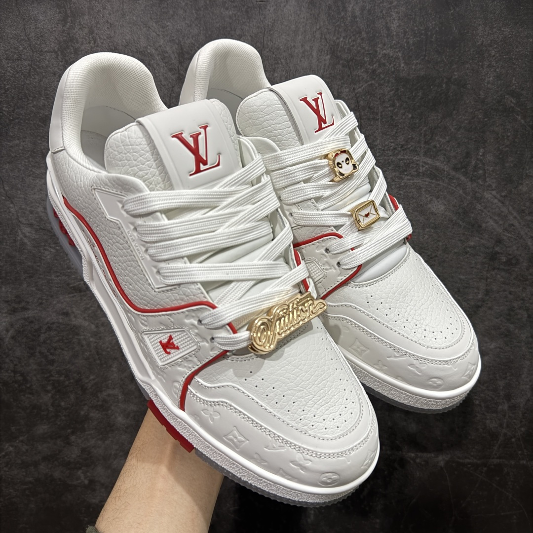 【天花板/Goat版】 市场最强版 没有之一的存在💪🏻 Louis Vuitton LV Trainer 系列全新版上架 手里有正品的可以对比下🆚懂货的看细节‼️ 此版品质是市场从未达到的新高度！ 整体版型 皮料 牛仔布的色差 压花纹路清晰度 后跟版型等等 都可以自行对比[机智]吊打市场所有货，怒甩十条街的那种，直接来正品对比图🆚，欢迎拿市场各大工厂的货来对比！ 尺码：35-45码-选品中心