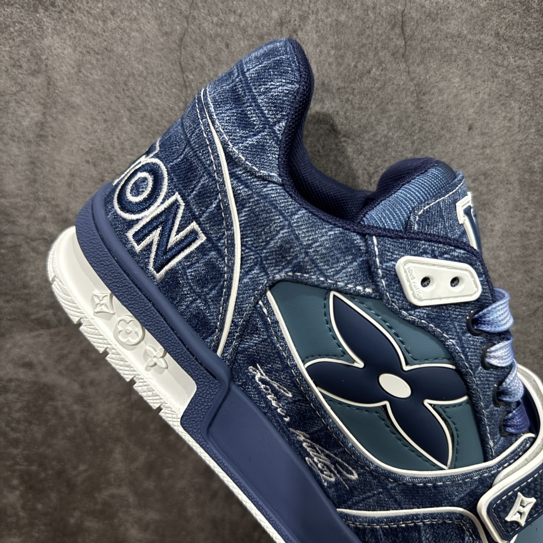 图片[7]-【YS纯原】广奢高端货 LOUIS VUITTON 路易威登 LV Trainer系列 ✦ 原楦原纸版开模，鞋型立体饱满 ✦ 零毛边、零溢胶、零线头瑕疵 ✦ 细节与原版一致 区分市面通货 ✦ 多层叠片＋电脑针车，针距密度一致 ✦ Monogram浮雕＋3D高频压纹 ✦ 多密度发泡中底：支撑回弹媲美专柜 ✦ 原装橡胶大底：含胶量高、纹路深、双拼接零偏差 ✦ ZP级原装包装：专柜款鞋盒＋防尘袋＋说明书 尺码：39-45-选品中心