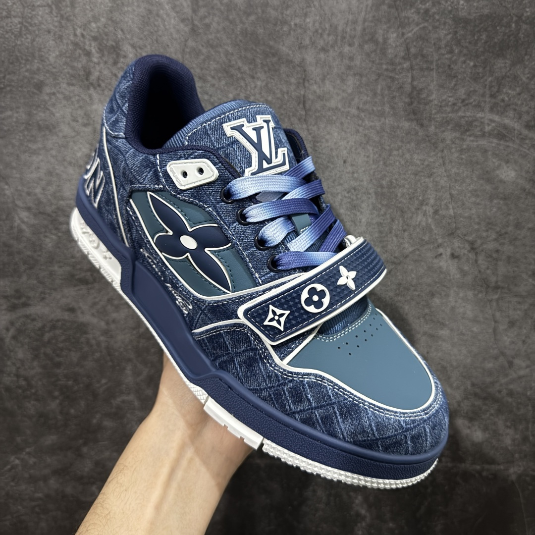 图片[3]-【YS纯原】广奢高端货 LOUIS VUITTON 路易威登 LV Trainer系列 ✦ 原楦原纸版开模，鞋型立体饱满 ✦ 零毛边、零溢胶、零线头瑕疵 ✦ 细节与原版一致 区分市面通货 ✦ 多层叠片＋电脑针车，针距密度一致 ✦ Monogram浮雕＋3D高频压纹 ✦ 多密度发泡中底：支撑回弹媲美专柜 ✦ 原装橡胶大底：含胶量高、纹路深、双拼接零偏差 ✦ ZP级原装包装：专柜款鞋盒＋防尘袋＋说明书 尺码：39-45-选品中心
