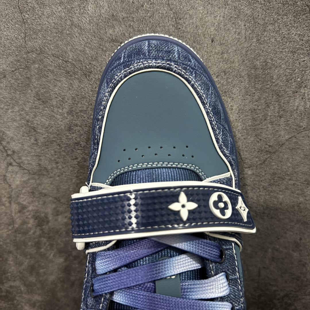 图片[5]-【YS纯原】广奢高端货 LOUIS VUITTON 路易威登 LV Trainer系列 ✦ 原楦原纸版开模，鞋型立体饱满 ✦ 零毛边、零溢胶、零线头瑕疵 ✦ 细节与原版一致 区分市面通货 ✦ 多层叠片＋电脑针车，针距密度一致 ✦ Monogram浮雕＋3D高频压纹 ✦ 多密度发泡中底：支撑回弹媲美专柜 ✦ 原装橡胶大底：含胶量高、纹路深、双拼接零偏差 ✦ ZP级原装包装：专柜款鞋盒＋防尘袋＋说明书 尺码：39-45-选品中心