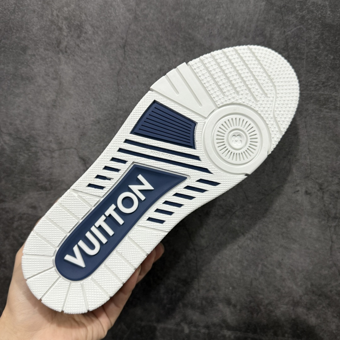 图片[9]-【YS纯原】广奢高端货 LOUIS VUITTON 路易威登 LV Trainer系列 ✦ 原楦原纸版开模，鞋型立体饱满 ✦ 零毛边、零溢胶、零线头瑕疵 ✦ 细节与原版一致 区分市面通货 ✦ 多层叠片＋电脑针车，针距密度一致 ✦ Monogram浮雕＋3D高频压纹 ✦ 多密度发泡中底：支撑回弹媲美专柜 ✦ 原装橡胶大底：含胶量高、纹路深、双拼接零偏差 ✦ ZP级原装包装：专柜款鞋盒＋防尘袋＋说明书 尺码：39-45-选品中心