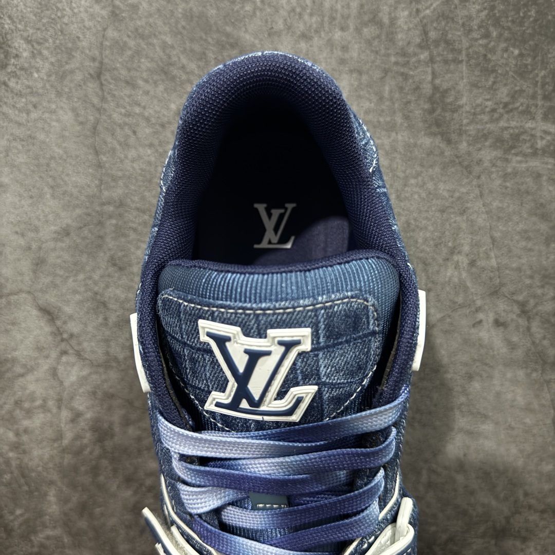 图片[8]-【YS纯原】广奢高端货 LOUIS VUITTON 路易威登 LV Trainer系列 ✦ 原楦原纸版开模，鞋型立体饱满 ✦ 零毛边、零溢胶、零线头瑕疵 ✦ 细节与原版一致 区分市面通货 ✦ 多层叠片＋电脑针车，针距密度一致 ✦ Monogram浮雕＋3D高频压纹 ✦ 多密度发泡中底：支撑回弹媲美专柜 ✦ 原装橡胶大底：含胶量高、纹路深、双拼接零偏差 ✦ ZP级原装包装：专柜款鞋盒＋防尘袋＋说明书 尺码：39-45-选品中心