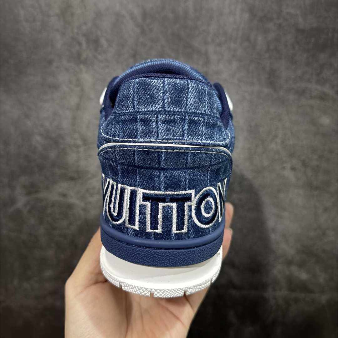 图片[4]-【YS纯原】广奢高端货 LOUIS VUITTON 路易威登 LV Trainer系列 ✦ 原楦原纸版开模，鞋型立体饱满 ✦ 零毛边、零溢胶、零线头瑕疵 ✦ 细节与原版一致 区分市面通货 ✦ 多层叠片＋电脑针车，针距密度一致 ✦ Monogram浮雕＋3D高频压纹 ✦ 多密度发泡中底：支撑回弹媲美专柜 ✦ 原装橡胶大底：含胶量高、纹路深、双拼接零偏差 ✦ ZP级原装包装：专柜款鞋盒＋防尘袋＋说明书 尺码：39-45-选品中心