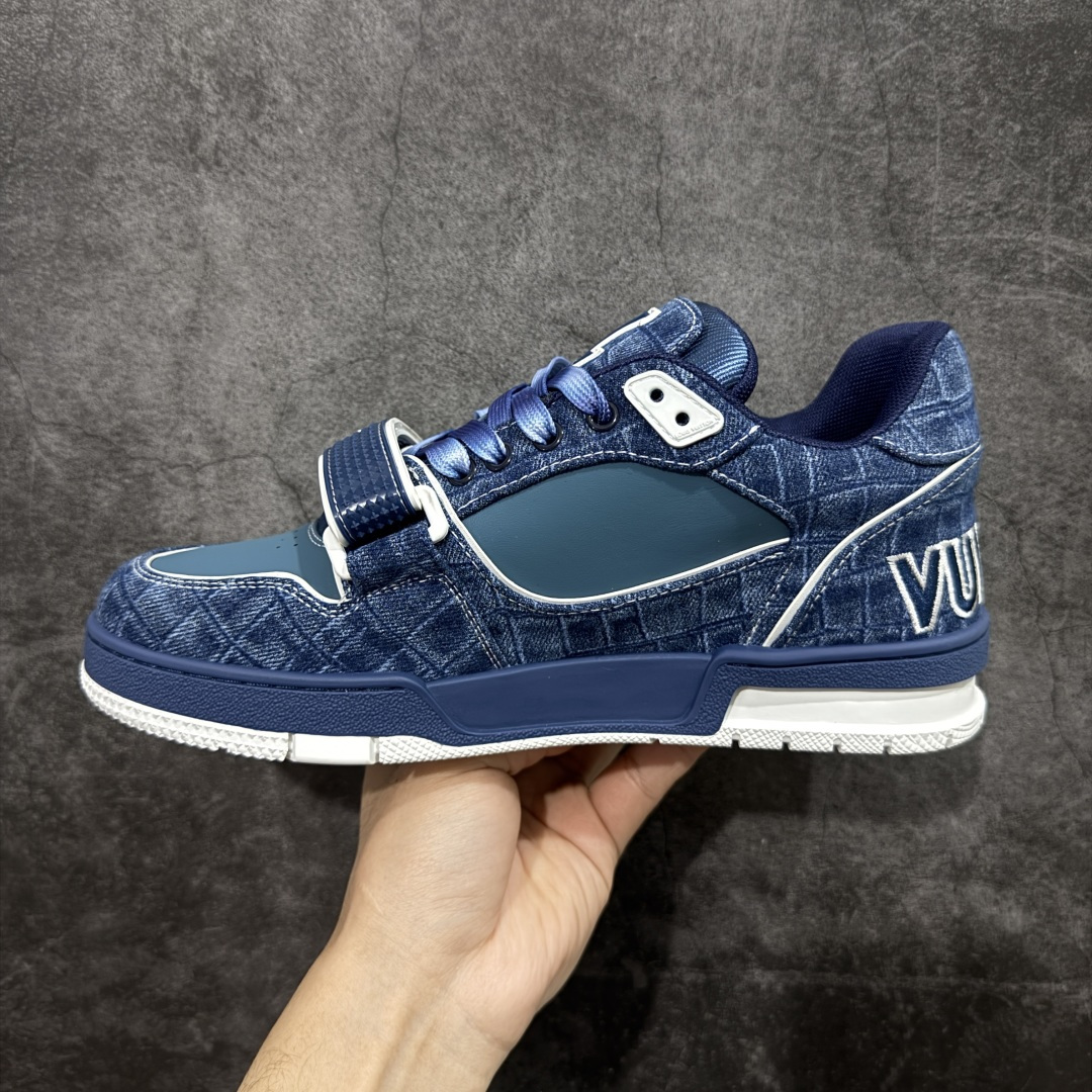 图片[2]-【YS纯原】广奢高端货 LOUIS VUITTON 路易威登 LV Trainer系列 ✦ 原楦原纸版开模，鞋型立体饱满 ✦ 零毛边、零溢胶、零线头瑕疵 ✦ 细节与原版一致 区分市面通货 ✦ 多层叠片＋电脑针车，针距密度一致 ✦ Monogram浮雕＋3D高频压纹 ✦ 多密度发泡中底：支撑回弹媲美专柜 ✦ 原装橡胶大底：含胶量高、纹路深、双拼接零偏差 ✦ ZP级原装包装：专柜款鞋盒＋防尘袋＋说明书 尺码：39-45-选品中心