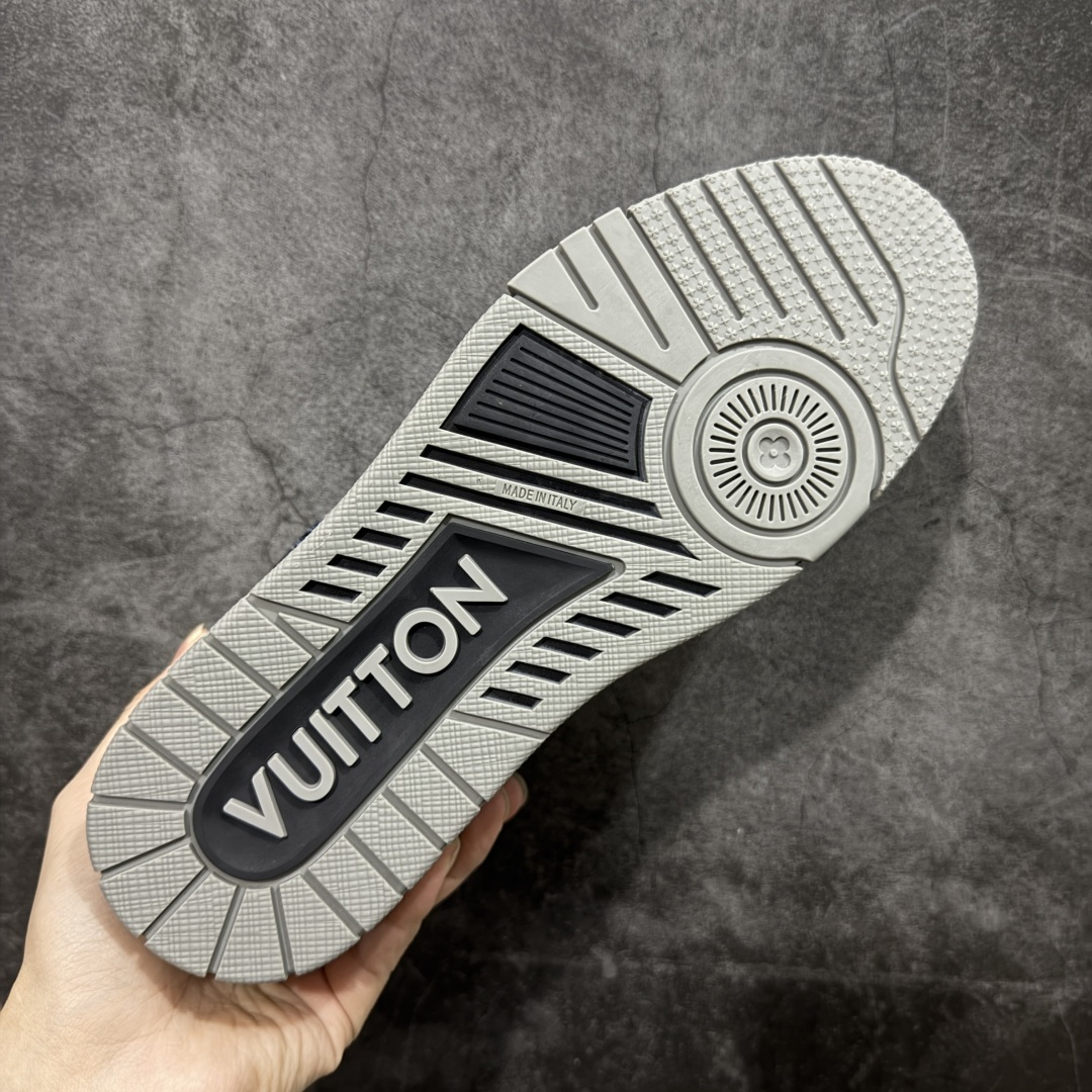 图片[9]-【YS纯原】广奢高端货 LOUIS VUITTON 路易威登 LV Trainer系列 ✦ 原楦原纸版开模，鞋型立体饱满 ✦ 零毛边、零溢胶、零线头瑕疵 ✦ 细节与原版一致 区分市面通货 ✦ 多层叠片＋电脑针车，针距密度一致 ✦ Monogram浮雕＋3D高频压纹 ✦ 多密度发泡中底：支撑回弹媲美专柜 ✦ 原装橡胶大底：含胶量高、纹路深、双拼接零偏差 ✦ ZP级原装包装：专柜款鞋盒＋防尘袋＋说明书 尺码：39-45-选品中心