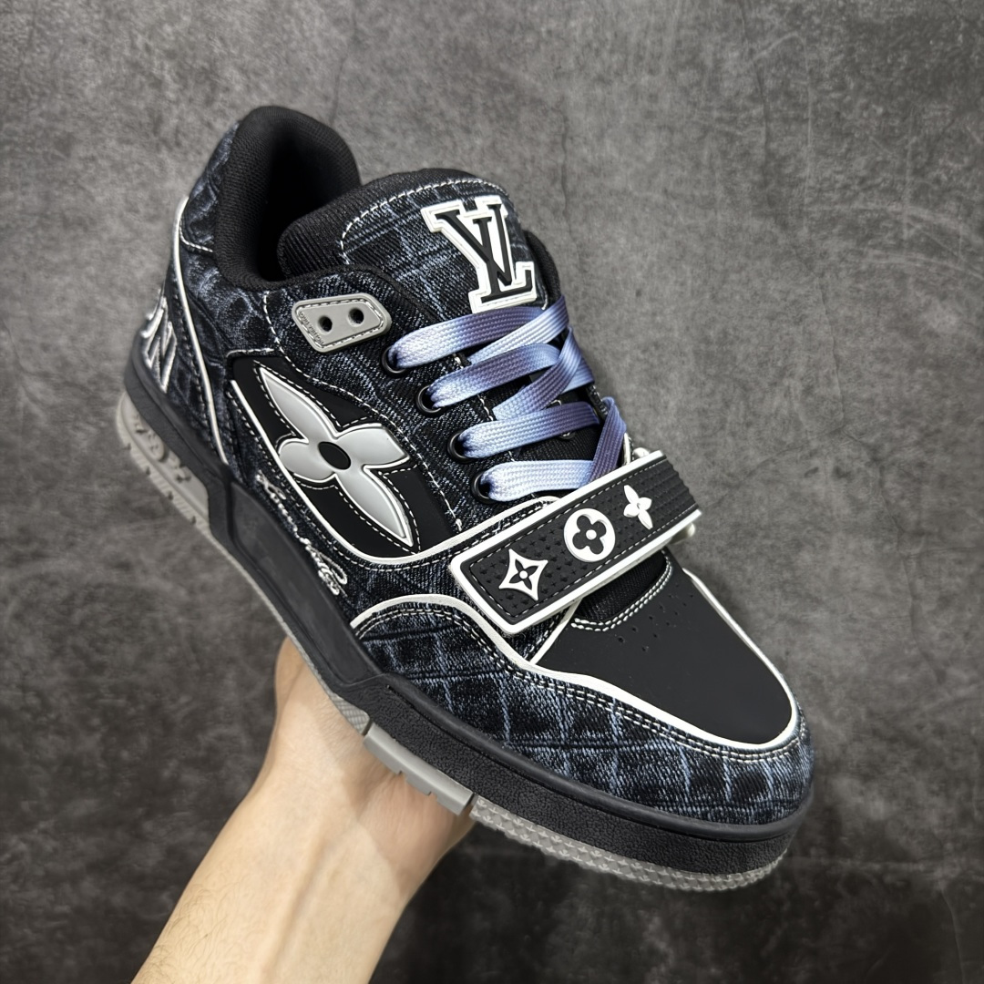 图片[3]-【YS纯原】广奢高端货 LOUIS VUITTON 路易威登 LV Trainer系列 ✦ 原楦原纸版开模，鞋型立体饱满 ✦ 零毛边、零溢胶、零线头瑕疵 ✦ 细节与原版一致 区分市面通货 ✦ 多层叠片＋电脑针车，针距密度一致 ✦ Monogram浮雕＋3D高频压纹 ✦ 多密度发泡中底：支撑回弹媲美专柜 ✦ 原装橡胶大底：含胶量高、纹路深、双拼接零偏差 ✦ ZP级原装包装：专柜款鞋盒＋防尘袋＋说明书 尺码：39-45-选品中心