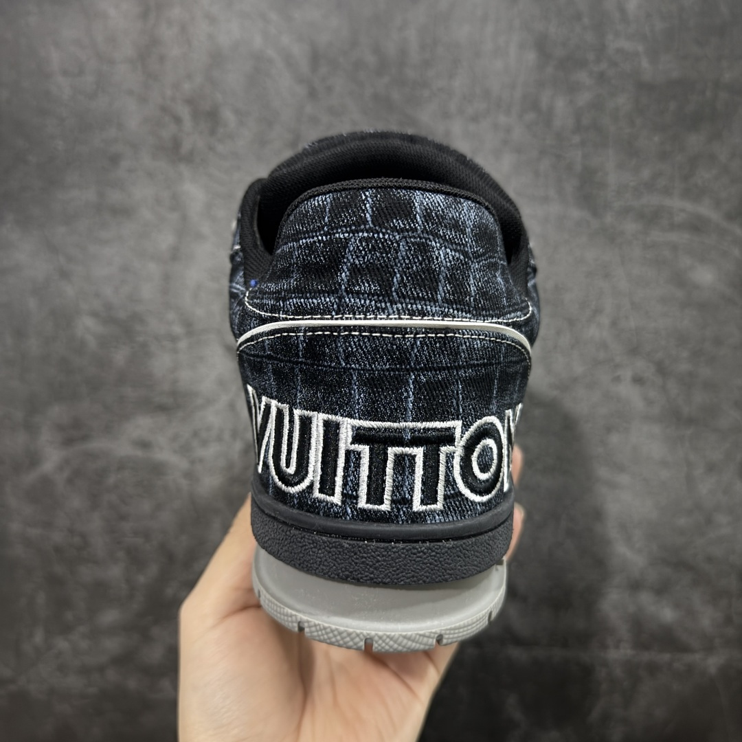 图片[4]-【YS纯原】广奢高端货 LOUIS VUITTON 路易威登 LV Trainer系列 ✦ 原楦原纸版开模，鞋型立体饱满 ✦ 零毛边、零溢胶、零线头瑕疵 ✦ 细节与原版一致 区分市面通货 ✦ 多层叠片＋电脑针车，针距密度一致 ✦ Monogram浮雕＋3D高频压纹 ✦ 多密度发泡中底：支撑回弹媲美专柜 ✦ 原装橡胶大底：含胶量高、纹路深、双拼接零偏差 ✦ ZP级原装包装：专柜款鞋盒＋防尘袋＋说明书 尺码：39-45-选品中心