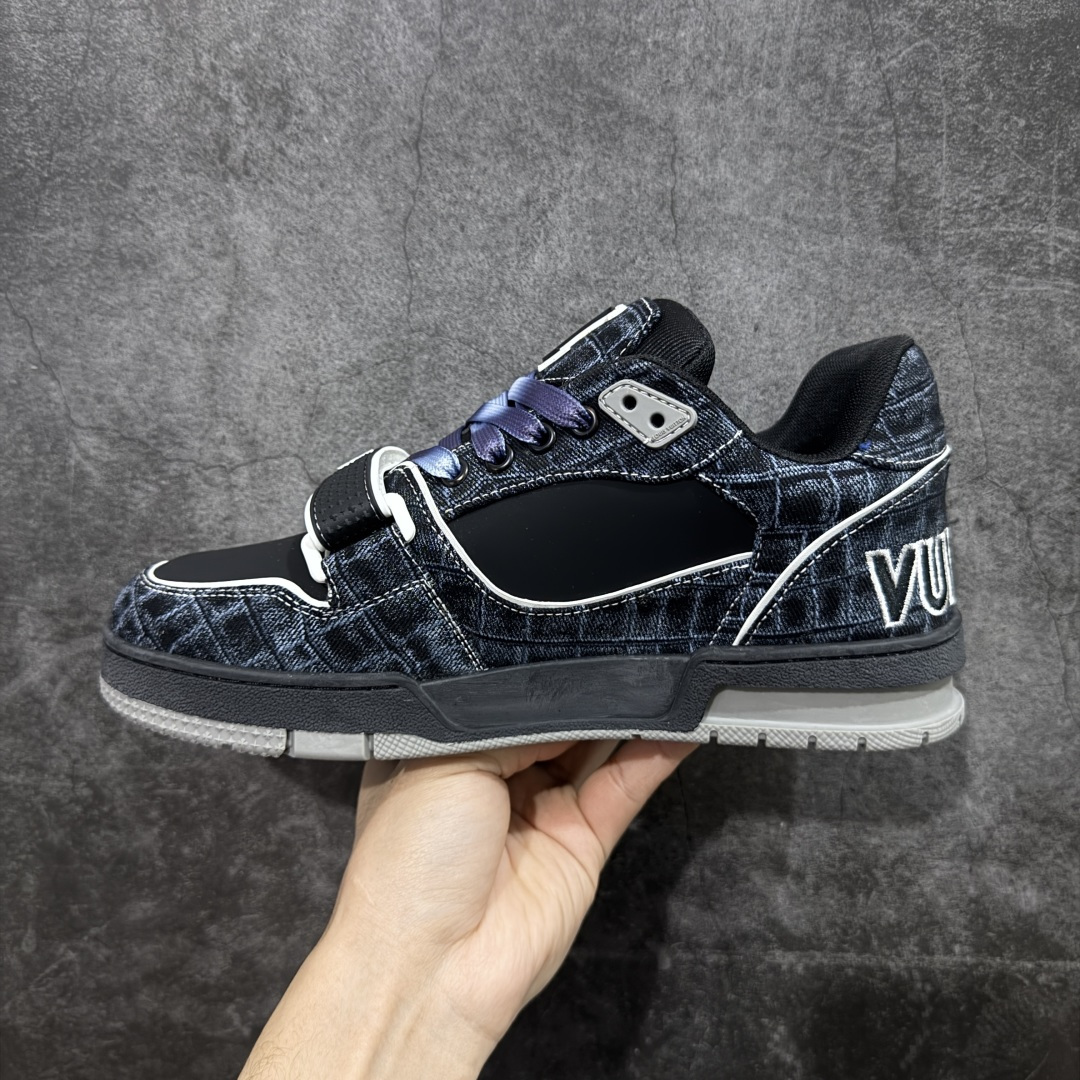 图片[2]-【YS纯原】广奢高端货 LOUIS VUITTON 路易威登 LV Trainer系列 ✦ 原楦原纸版开模，鞋型立体饱满 ✦ 零毛边、零溢胶、零线头瑕疵 ✦ 细节与原版一致 区分市面通货 ✦ 多层叠片＋电脑针车，针距密度一致 ✦ Monogram浮雕＋3D高频压纹 ✦ 多密度发泡中底：支撑回弹媲美专柜 ✦ 原装橡胶大底：含胶量高、纹路深、双拼接零偏差 ✦ ZP级原装包装：专柜款鞋盒＋防尘袋＋说明书 尺码：39-45-选品中心