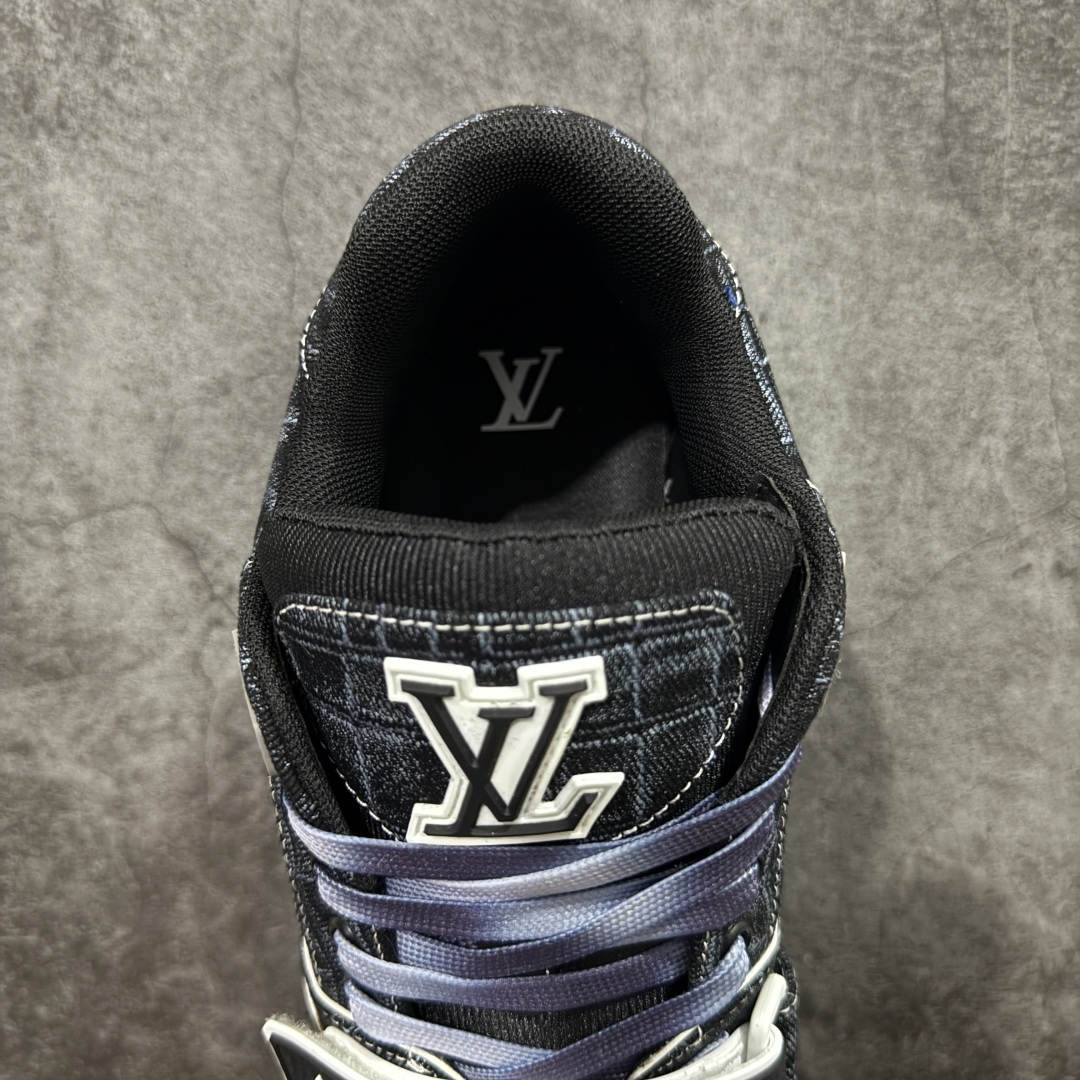 图片[8]-【YS纯原】广奢高端货 LOUIS VUITTON 路易威登 LV Trainer系列 ✦ 原楦原纸版开模，鞋型立体饱满 ✦ 零毛边、零溢胶、零线头瑕疵 ✦ 细节与原版一致 区分市面通货 ✦ 多层叠片＋电脑针车，针距密度一致 ✦ Monogram浮雕＋3D高频压纹 ✦ 多密度发泡中底：支撑回弹媲美专柜 ✦ 原装橡胶大底：含胶量高、纹路深、双拼接零偏差 ✦ ZP级原装包装：专柜款鞋盒＋防尘袋＋说明书 尺码：39-45-选品中心