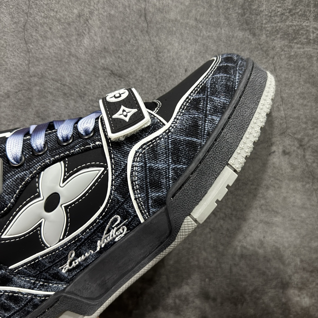 图片[6]-【YS纯原】广奢高端货 LOUIS VUITTON 路易威登 LV Trainer系列 ✦ 原楦原纸版开模，鞋型立体饱满 ✦ 零毛边、零溢胶、零线头瑕疵 ✦ 细节与原版一致 区分市面通货 ✦ 多层叠片＋电脑针车，针距密度一致 ✦ Monogram浮雕＋3D高频压纹 ✦ 多密度发泡中底：支撑回弹媲美专柜 ✦ 原装橡胶大底：含胶量高、纹路深、双拼接零偏差 ✦ ZP级原装包装：专柜款鞋盒＋防尘袋＋说明书 尺码：39-45-选品中心