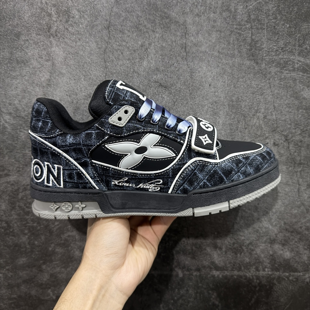 【YS纯原】广奢高端货 LOUIS VUITTON 路易威登 LV Trainer系列 ✦ 原楦原纸版开模，鞋型立体饱满 ✦ 零毛边、零溢胶、零线头瑕疵 ✦ 细节与原版一致 区分市面通货 ✦ 多层叠片＋电脑针车，针距密度一致 ✦ Monogram浮雕＋3D高频压纹 ✦ 多密度发泡中底：支撑回弹媲美专柜 ✦ 原装橡胶大底：含胶量高、纹路深、双拼接零偏差 ✦ ZP级原装包装：专柜款鞋盒＋防尘袋＋说明书 尺码：39-45-选品中心