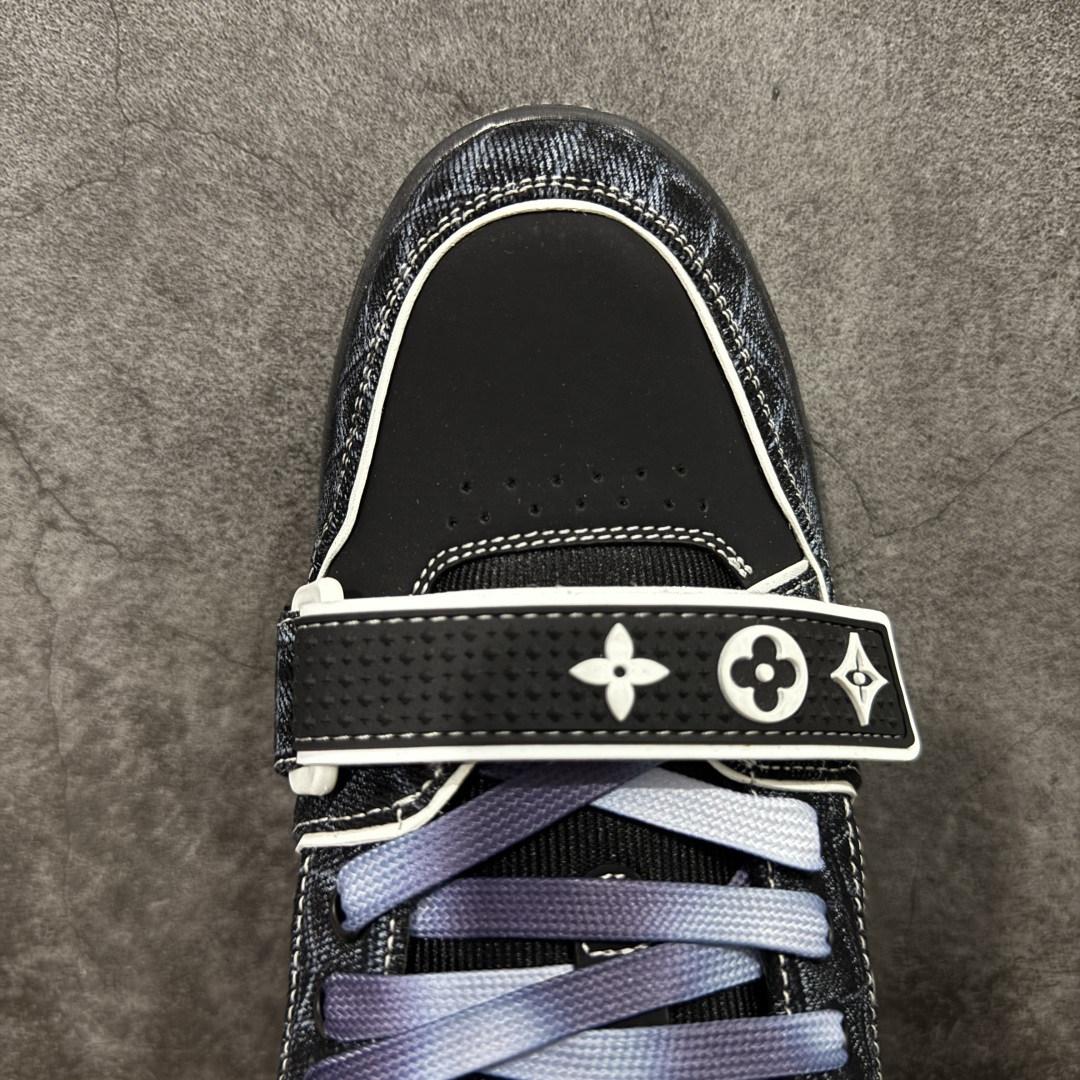 图片[5]-【YS纯原】广奢高端货 LOUIS VUITTON 路易威登 LV Trainer系列 ✦ 原楦原纸版开模，鞋型立体饱满 ✦ 零毛边、零溢胶、零线头瑕疵 ✦ 细节与原版一致 区分市面通货 ✦ 多层叠片＋电脑针车，针距密度一致 ✦ Monogram浮雕＋3D高频压纹 ✦ 多密度发泡中底：支撑回弹媲美专柜 ✦ 原装橡胶大底：含胶量高、纹路深、双拼接零偏差 ✦ ZP级原装包装：专柜款鞋盒＋防尘袋＋说明书 尺码：39-45-选品中心