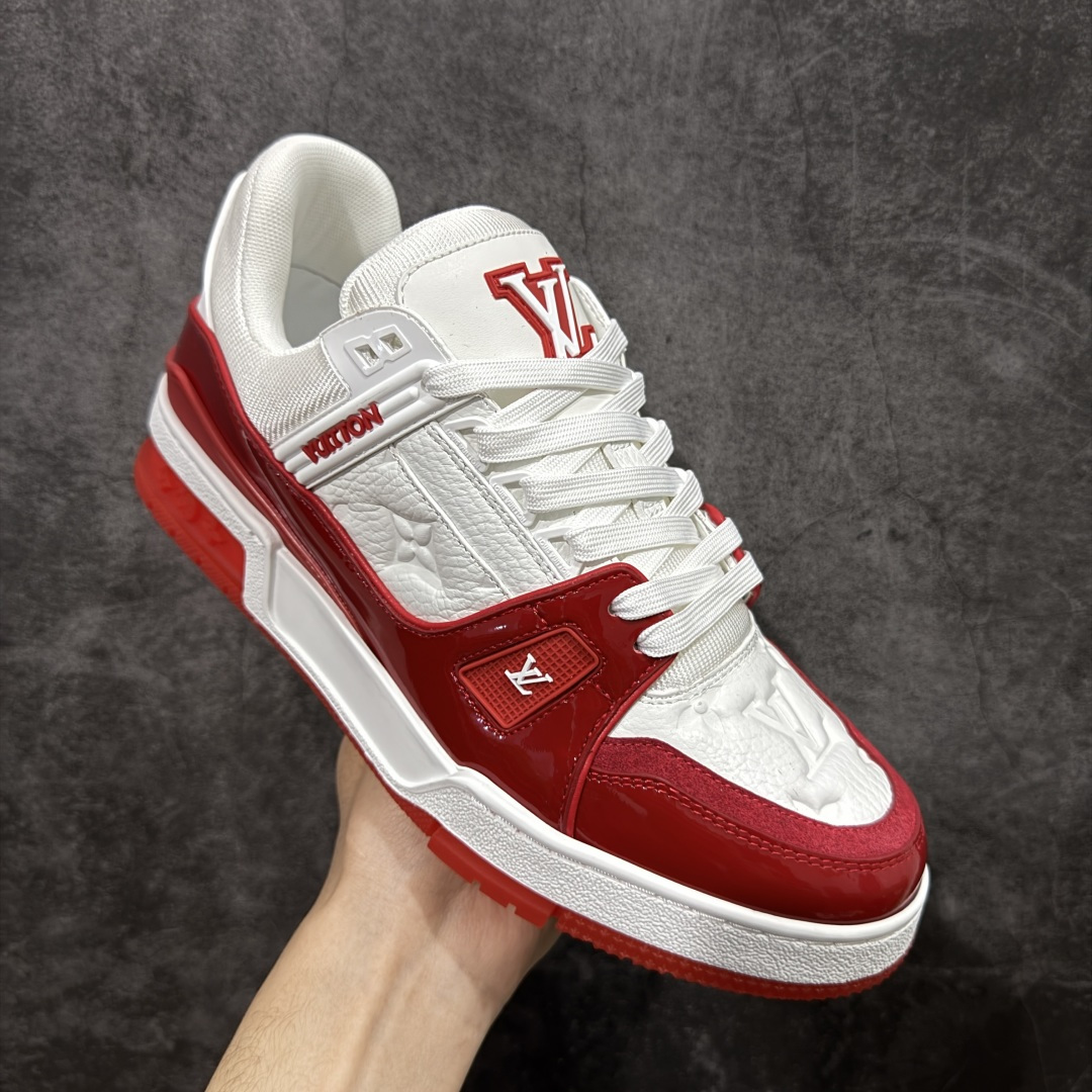 图片[3]-【YS纯原】广奢高端货 LOUIS VUITTON 路易威登 LV Trainer系列 ✦ 原楦原纸版开模，鞋型立体饱满 ✦ 零毛边、零溢胶、零线头瑕疵 ✦ 细节与原版一致 区分市面通货 ✦ 多层叠片＋电脑针车，针距密度一致 ✦ Monogram浮雕＋3D高频压纹 ✦ 多密度发泡中底：支撑回弹媲美专柜 ✦ 原装橡胶大底：含胶量高、纹路深、双拼接零偏差 ✦ ZP级原装包装：专柜款鞋盒＋防尘袋＋说明书 尺码：39-45-选品中心