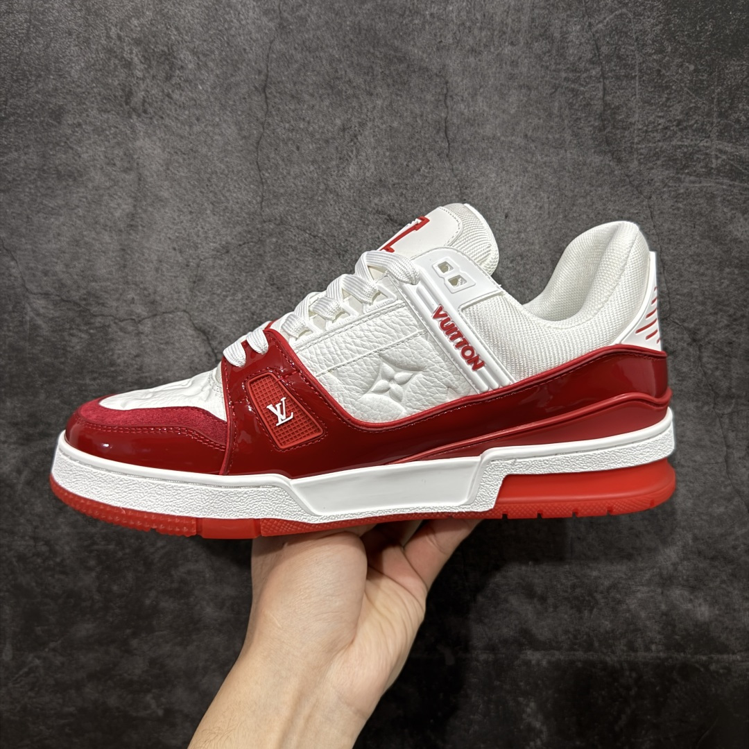 图片[2]-【YS纯原】广奢高端货 LOUIS VUITTON 路易威登 LV Trainer系列 ✦ 原楦原纸版开模，鞋型立体饱满 ✦ 零毛边、零溢胶、零线头瑕疵 ✦ 细节与原版一致 区分市面通货 ✦ 多层叠片＋电脑针车，针距密度一致 ✦ Monogram浮雕＋3D高频压纹 ✦ 多密度发泡中底：支撑回弹媲美专柜 ✦ 原装橡胶大底：含胶量高、纹路深、双拼接零偏差 ✦ ZP级原装包装：专柜款鞋盒＋防尘袋＋说明书 尺码：39-45-选品中心