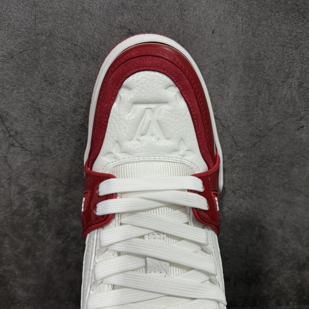 图片[5]-【YS纯原】广奢高端货 LOUIS VUITTON 路易威登 LV Trainer系列 ✦ 原楦原纸版开模，鞋型立体饱满 ✦ 零毛边、零溢胶、零线头瑕疵 ✦ 细节与原版一致 区分市面通货 ✦ 多层叠片＋电脑针车，针距密度一致 ✦ Monogram浮雕＋3D高频压纹 ✦ 多密度发泡中底：支撑回弹媲美专柜 ✦ 原装橡胶大底：含胶量高、纹路深、双拼接零偏差 ✦ ZP级原装包装：专柜款鞋盒＋防尘袋＋说明书 尺码：39-45-选品中心