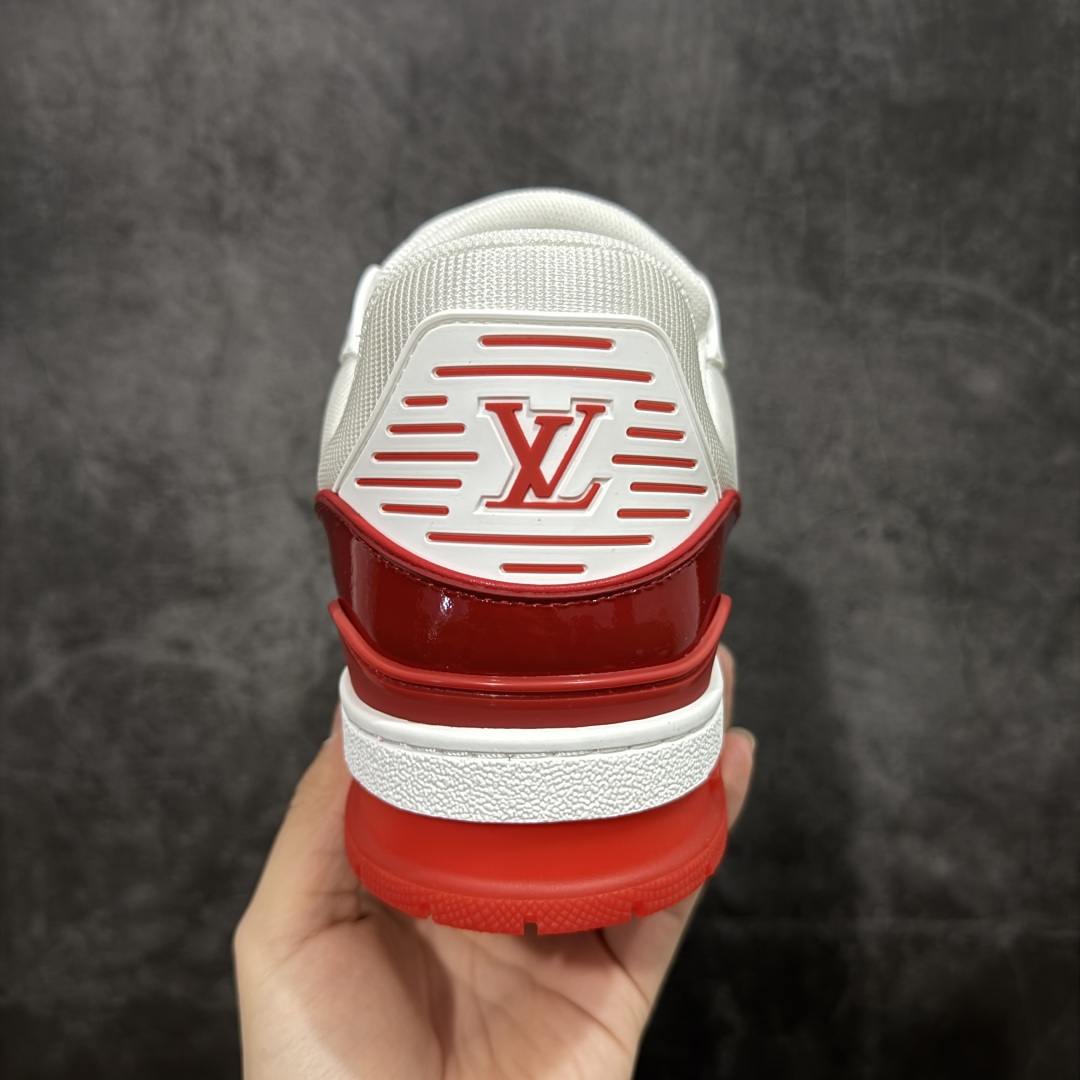 图片[4]-【YS纯原】广奢高端货 LOUIS VUITTON 路易威登 LV Trainer系列 ✦ 原楦原纸版开模，鞋型立体饱满 ✦ 零毛边、零溢胶、零线头瑕疵 ✦ 细节与原版一致 区分市面通货 ✦ 多层叠片＋电脑针车，针距密度一致 ✦ Monogram浮雕＋3D高频压纹 ✦ 多密度发泡中底：支撑回弹媲美专柜 ✦ 原装橡胶大底：含胶量高、纹路深、双拼接零偏差 ✦ ZP级原装包装：专柜款鞋盒＋防尘袋＋说明书 尺码：39-45-选品中心