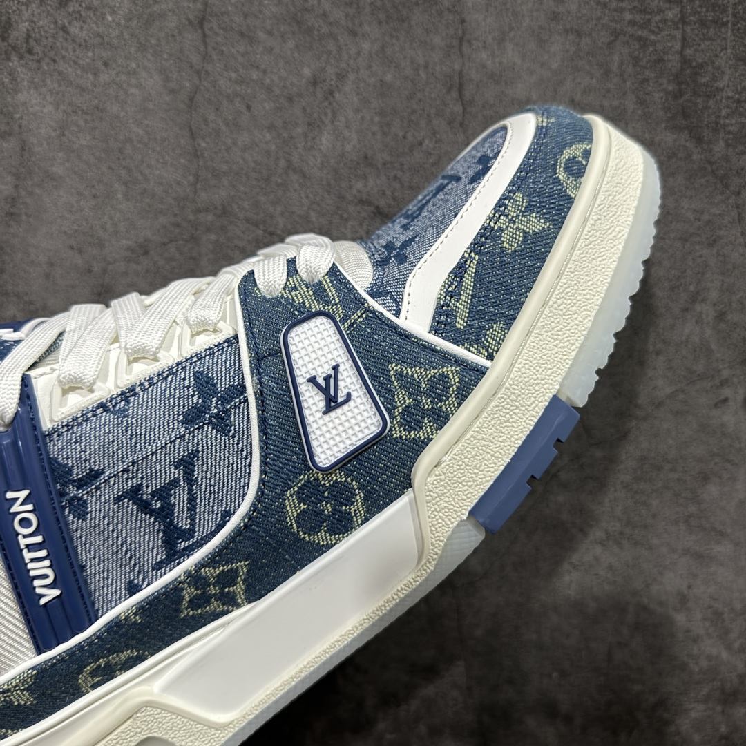 图片[6]-【YS纯原】广奢高端货 LOUIS VUITTON 路易威登 LV Trainer系列 ✦ 原楦原纸版开模，鞋型立体饱满 ✦ 零毛边、零溢胶、零线头瑕疵 ✦ 细节与原版一致 区分市面通货 ✦ 多层叠片＋电脑针车，针距密度一致 ✦ Monogram浮雕＋3D高频压纹 ✦ 多密度发泡中底：支撑回弹媲美专柜 ✦ 原装橡胶大底：含胶量高、纹路深、双拼接零偏差 ✦ ZP级原装包装：专柜款鞋盒＋防尘袋＋说明书 尺码：39-45-选品中心